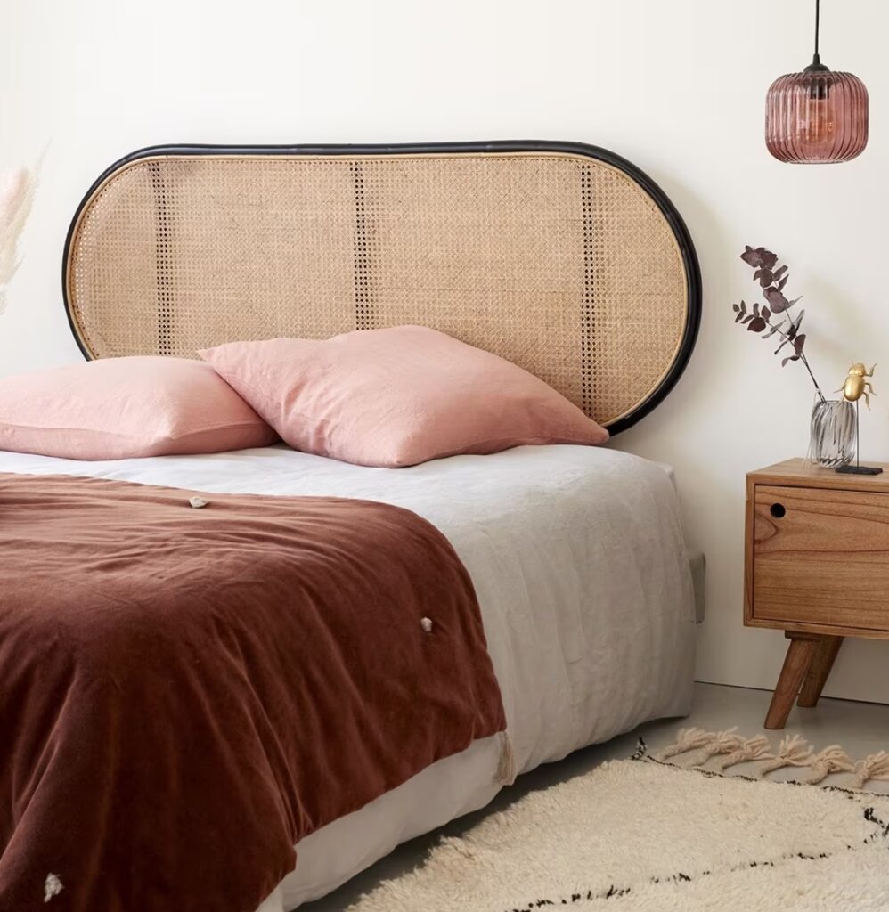 tete lit cannage finition noire tapis commode suspension verre souffle rose