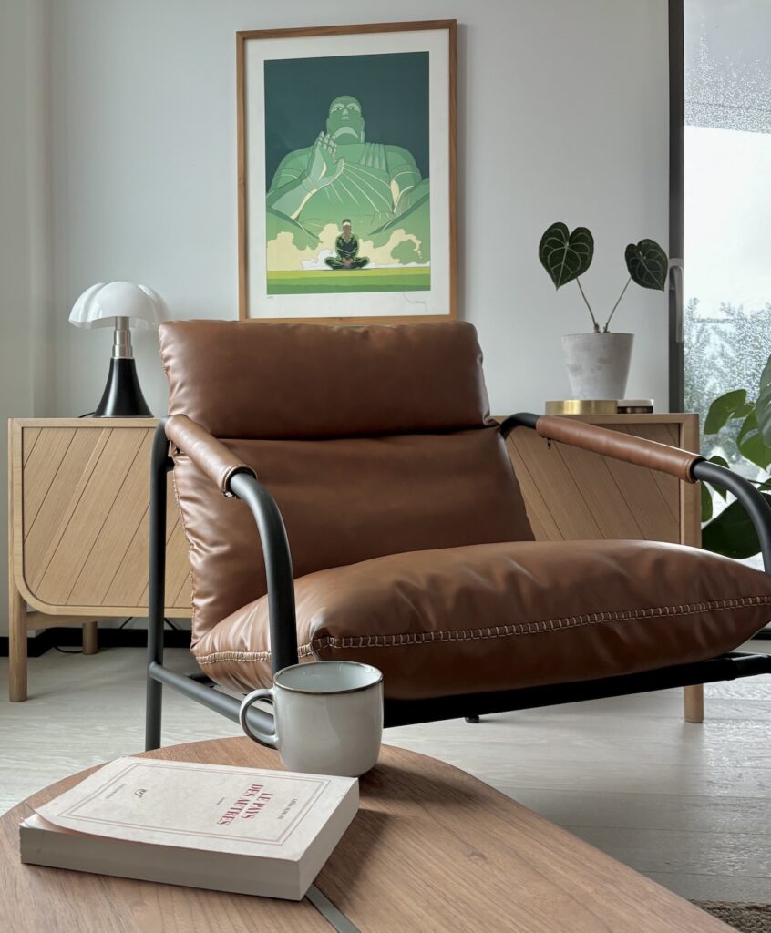 salon scandinave fauteuil cuir camel style années 50