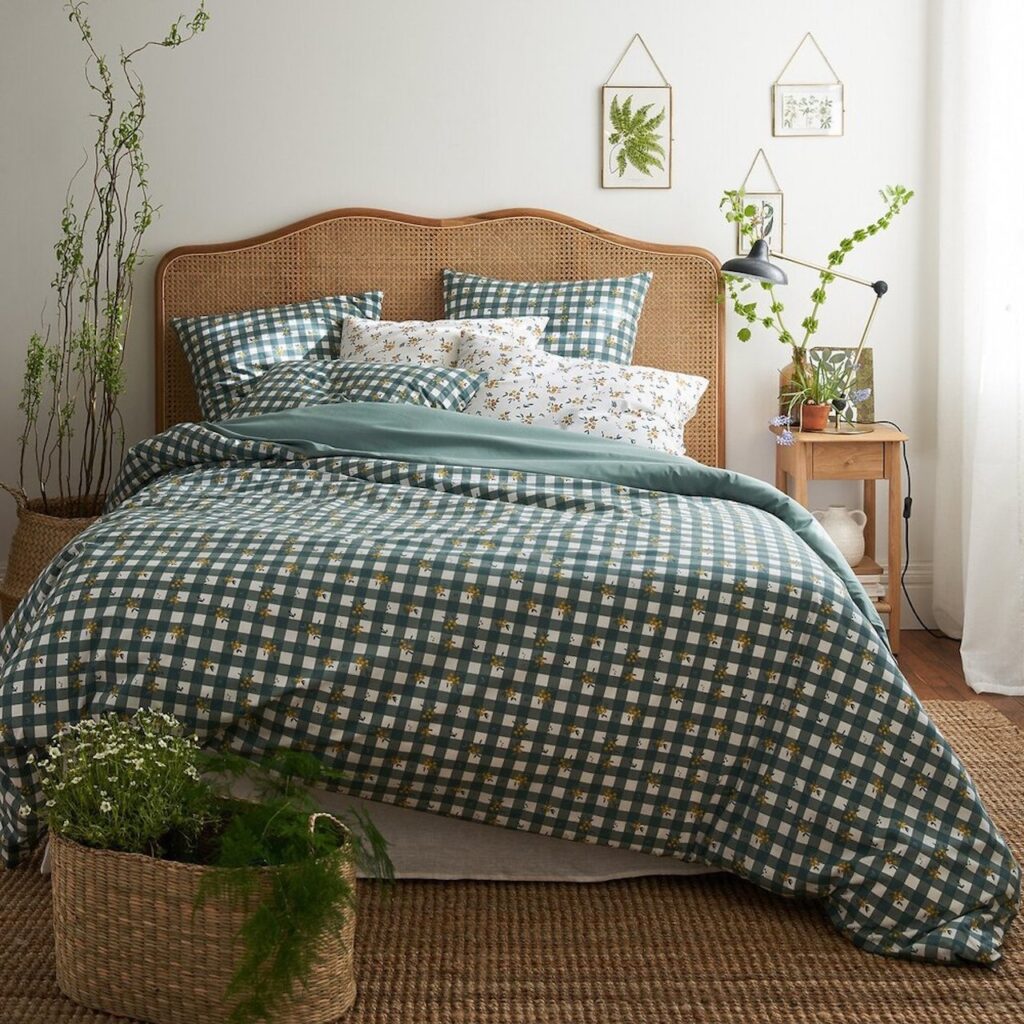 chambre déco campagne chic cottage carreaux vert blanc cannage