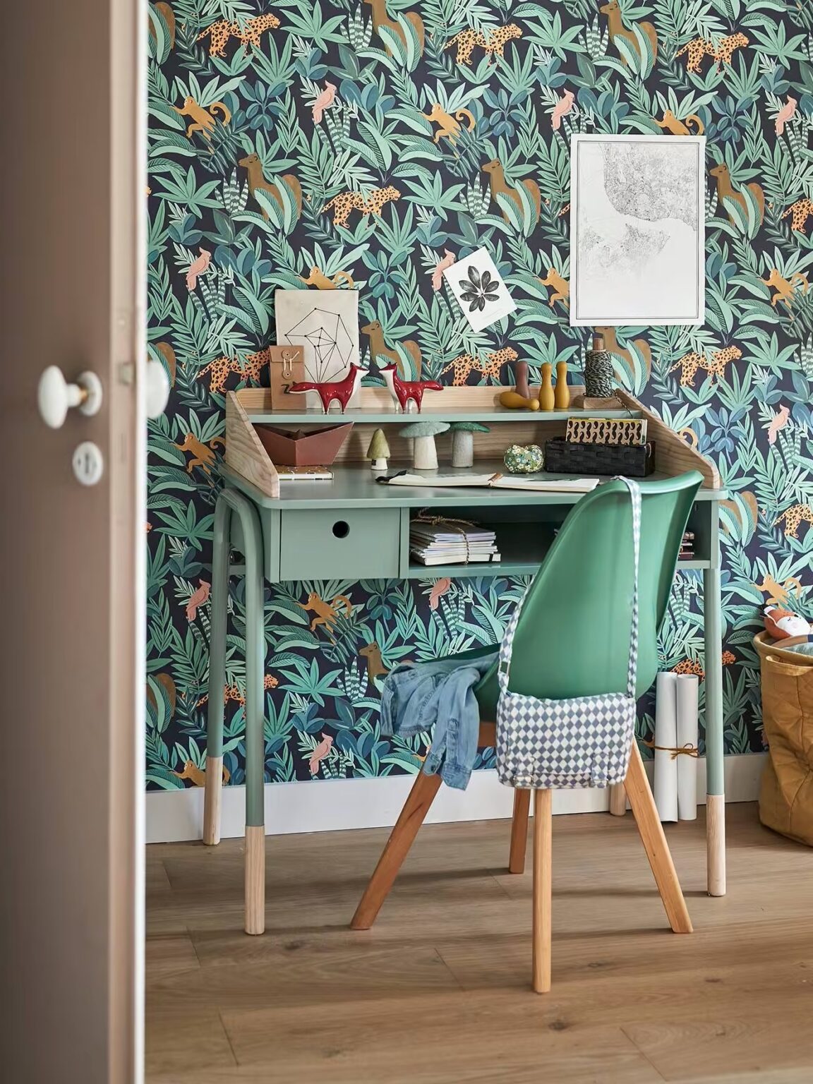 bureau rétro écolier bois papier peint floral