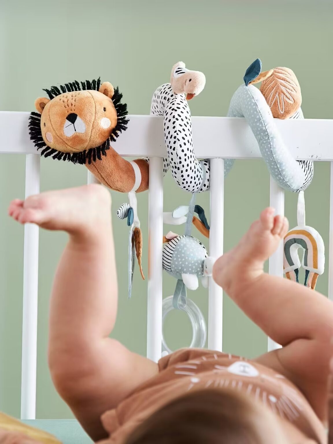 déco chambre bébé vert sauge mur peinture