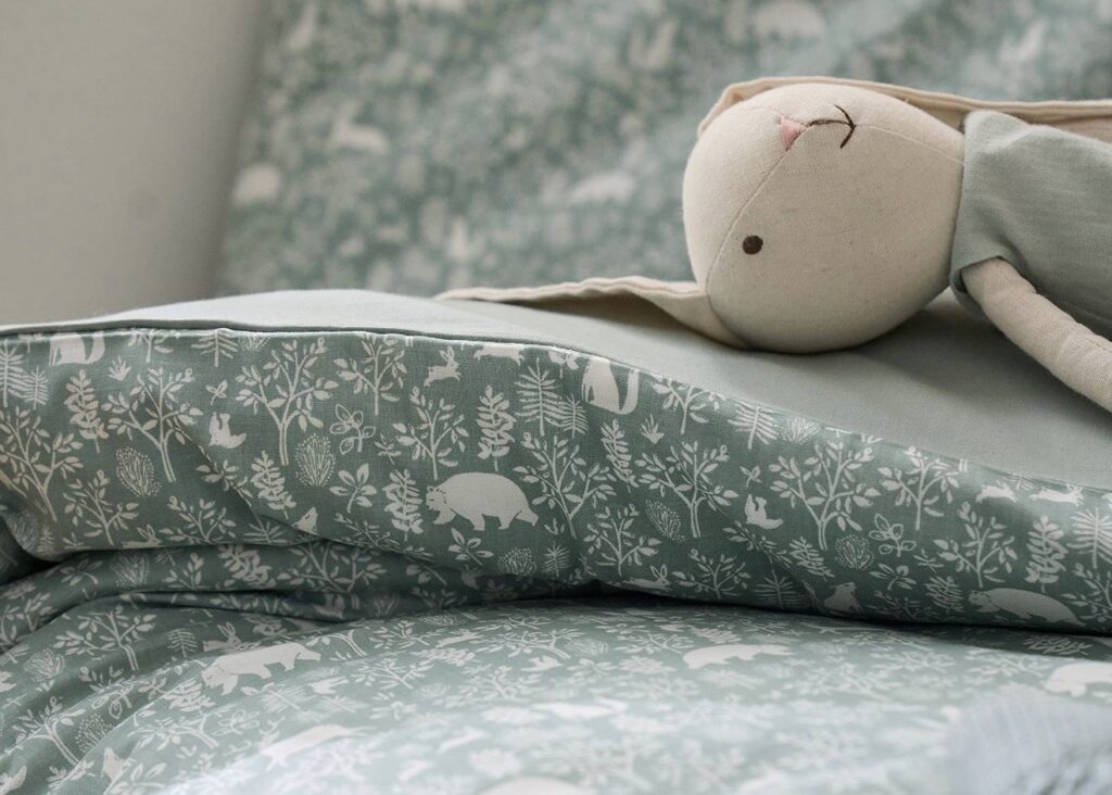 déco chambre enfant vert sauge - blog décoration - clem atc