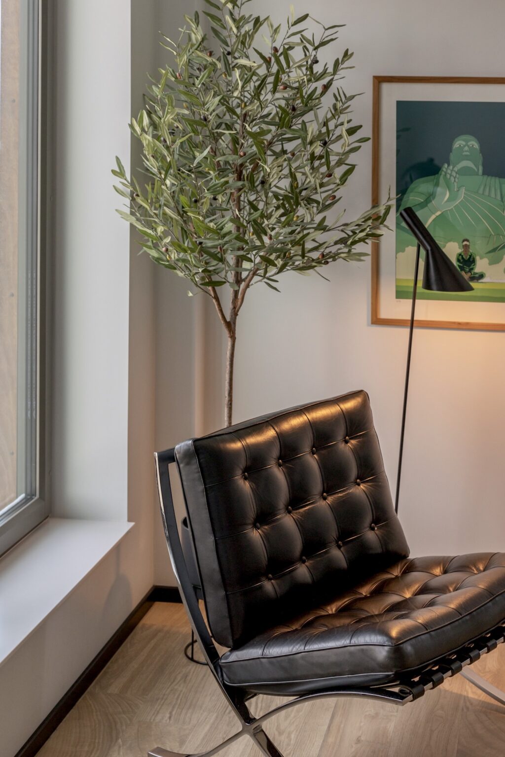 espace coin lecture fauteuil cuir noir plantes intérieur