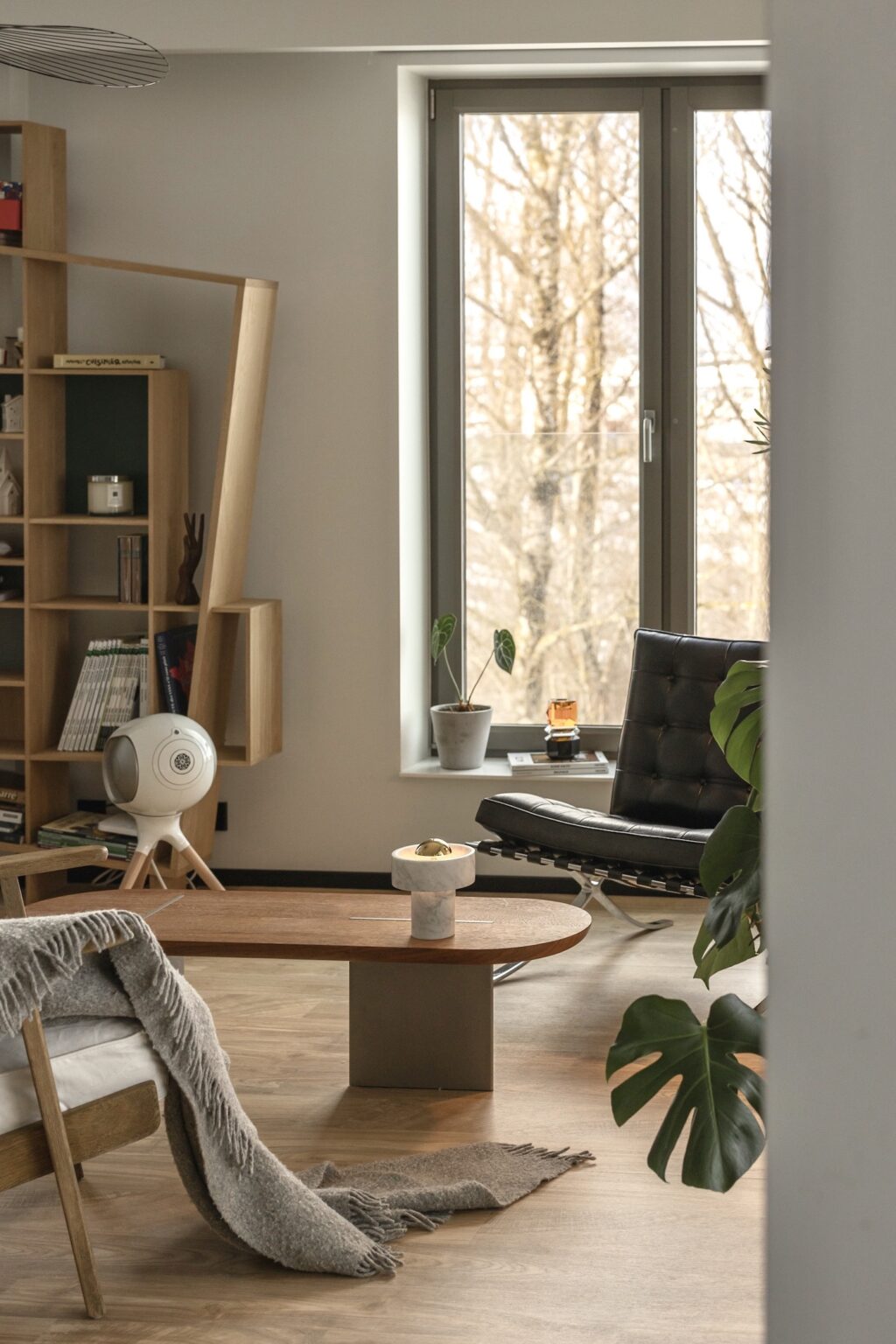 inspiration déco bois séjour cosy fauteuil cuir noir Bauhaus