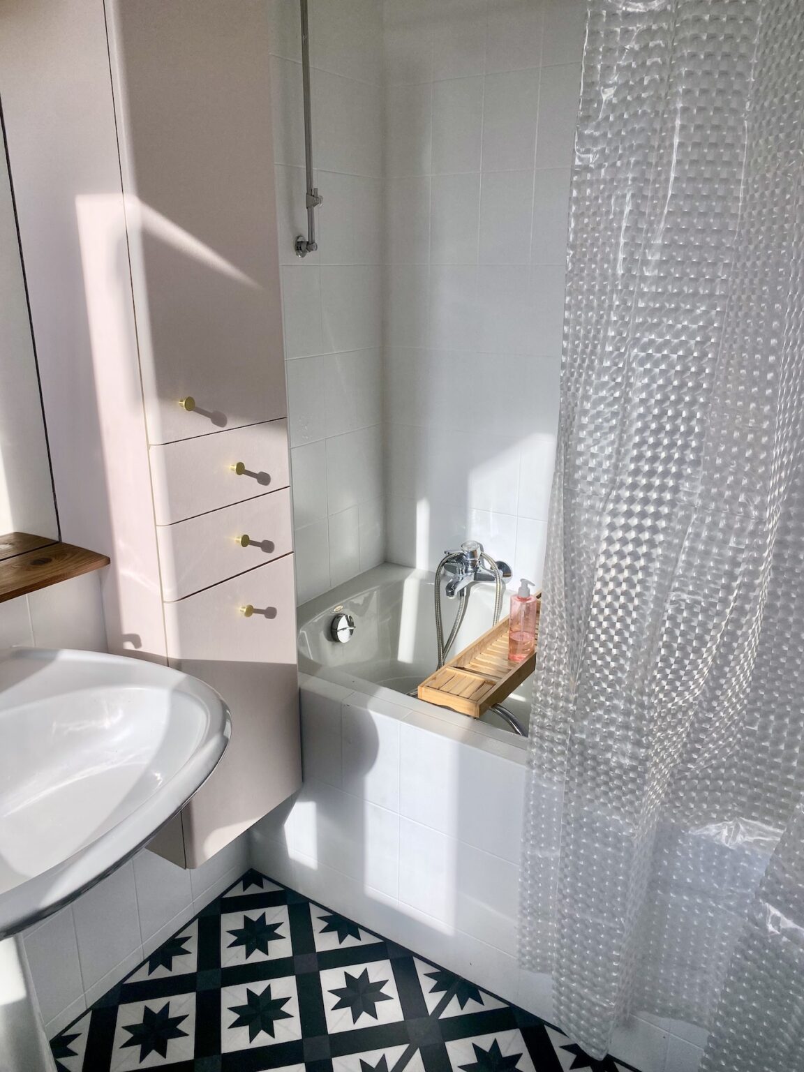 repeindre sa salle de bains blanche baignoire crédence carrelage