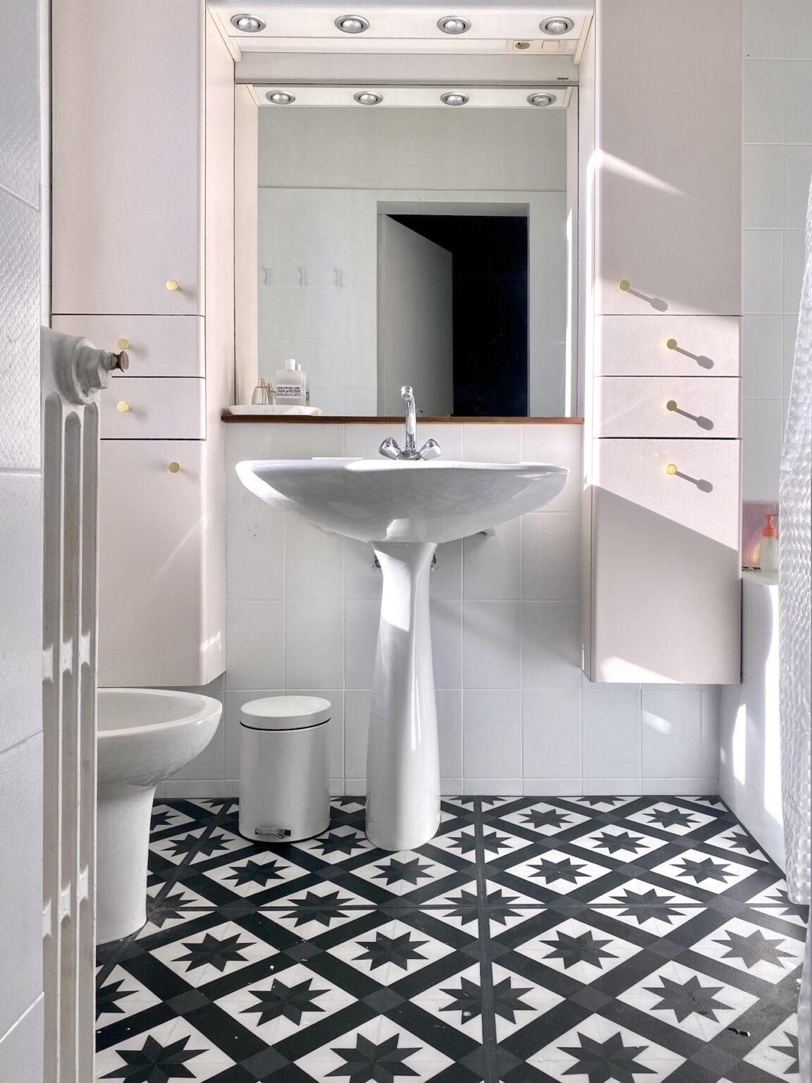 repeindre sa salle de bains rose blanc carreaux de ciment moderne