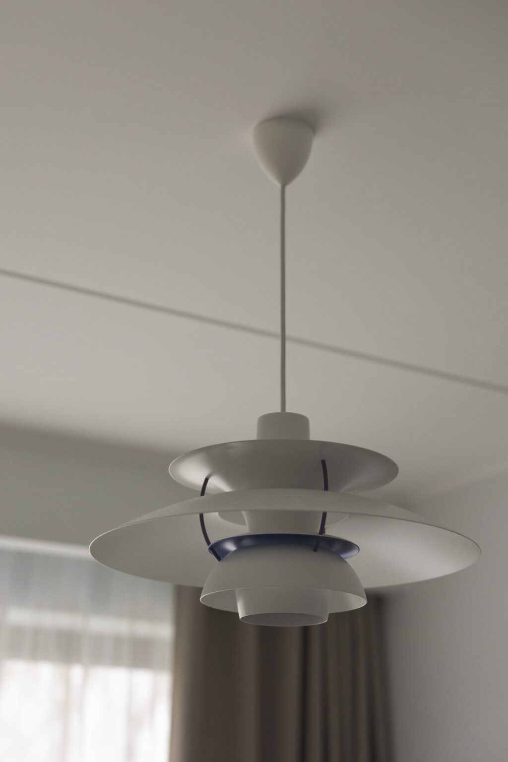 suspension design blanche violette bleu roi Klein