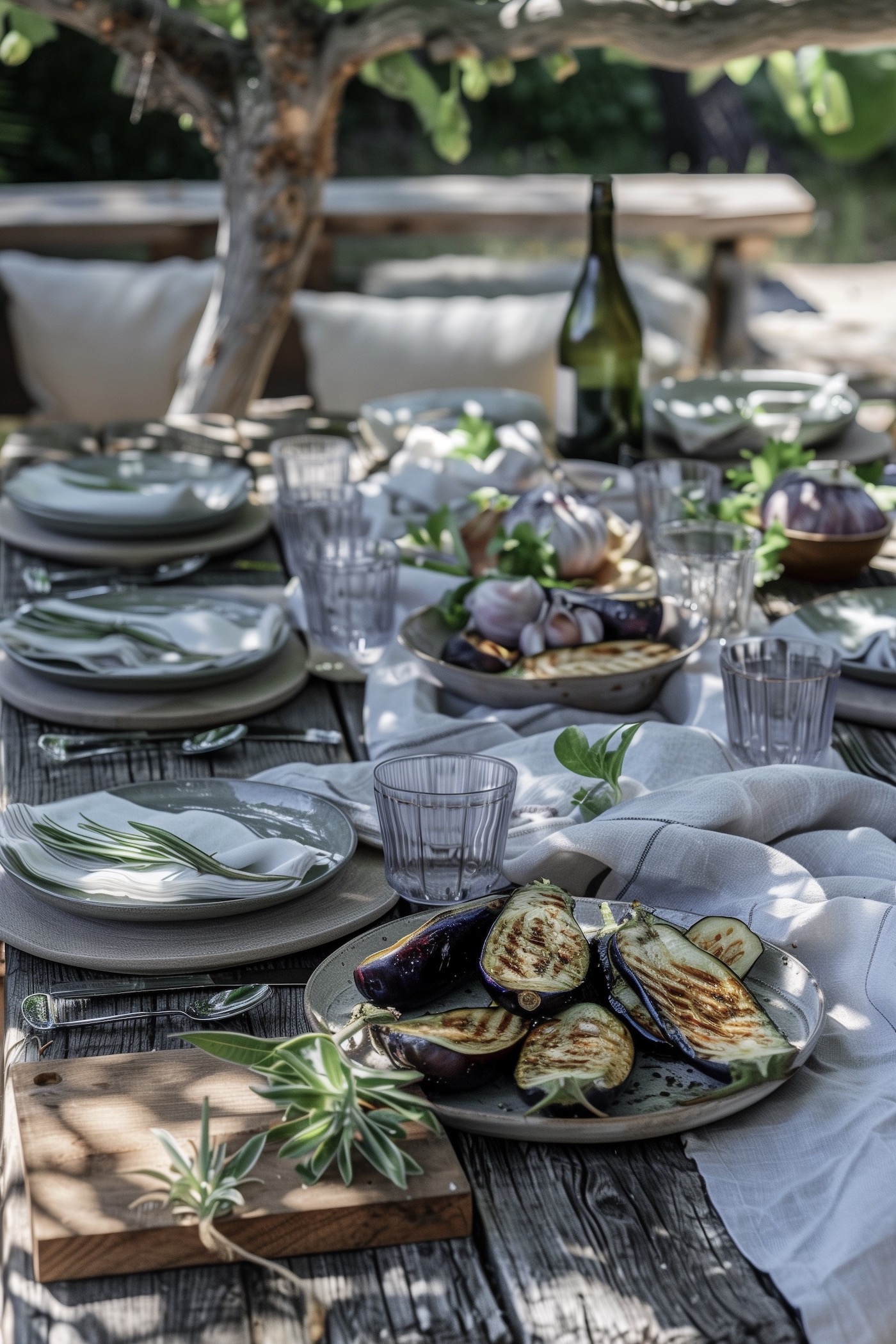 table extérieur repas Provence nappe blanche assiette taupe