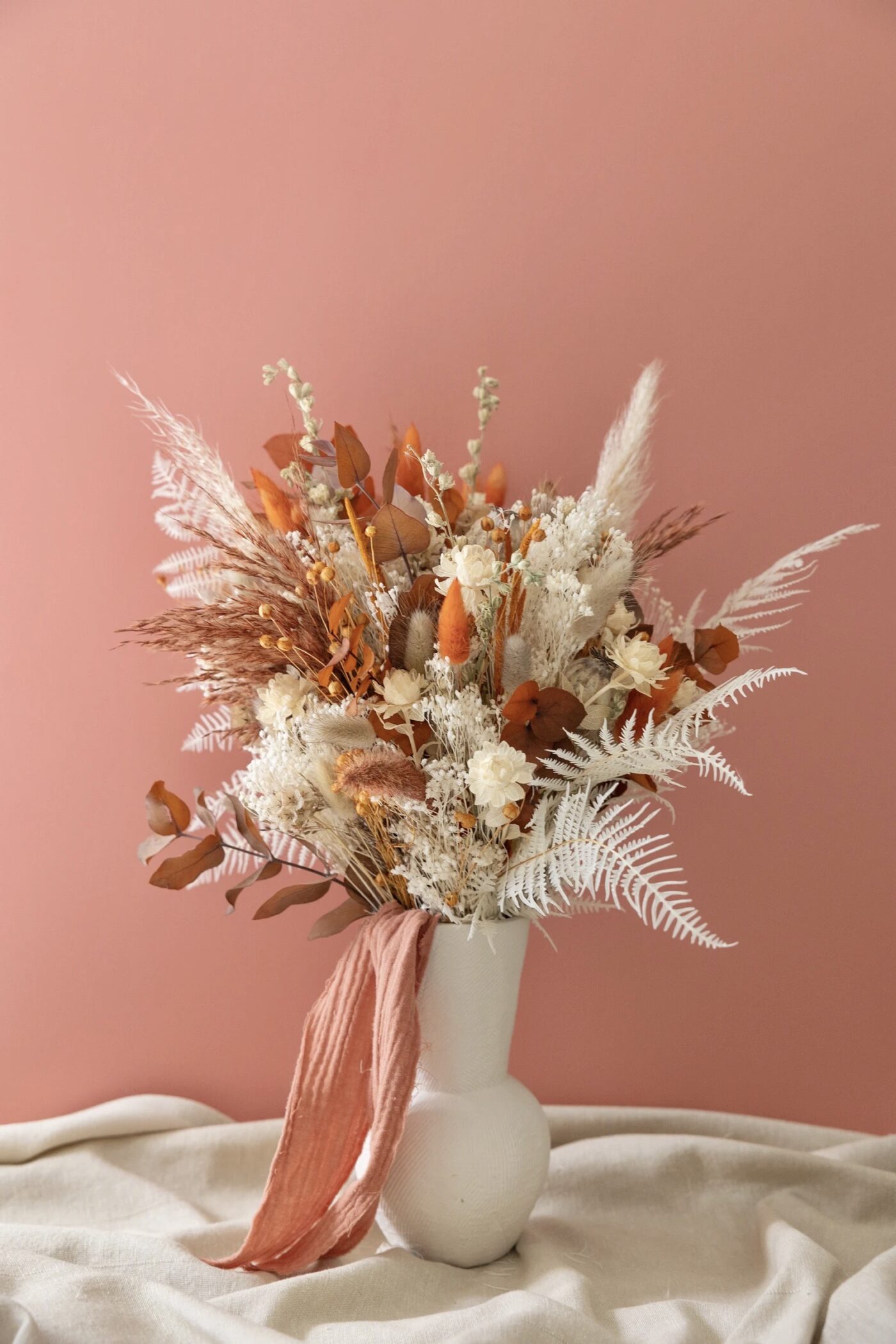 bouquet fleurs séchées printemps beige blanc orange corail