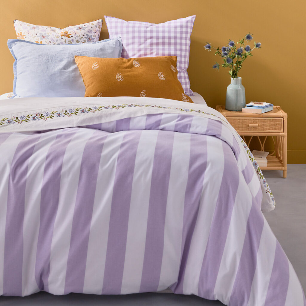 chambre colorée violette parme jaune moutarde couleur complémentaire