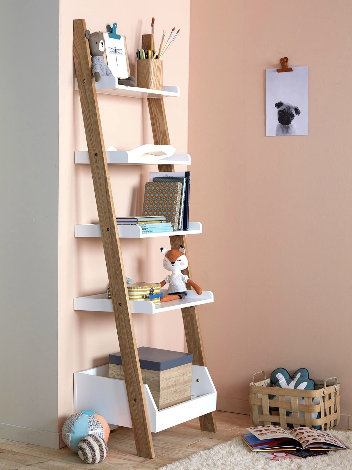 chambre enfant mur peinture rose pêche étagère échelle
