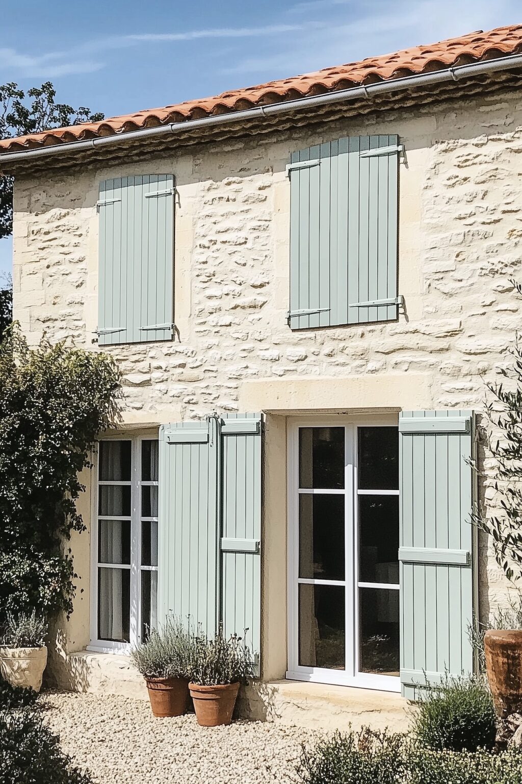 facade mur extérieure pierre volets vert gris