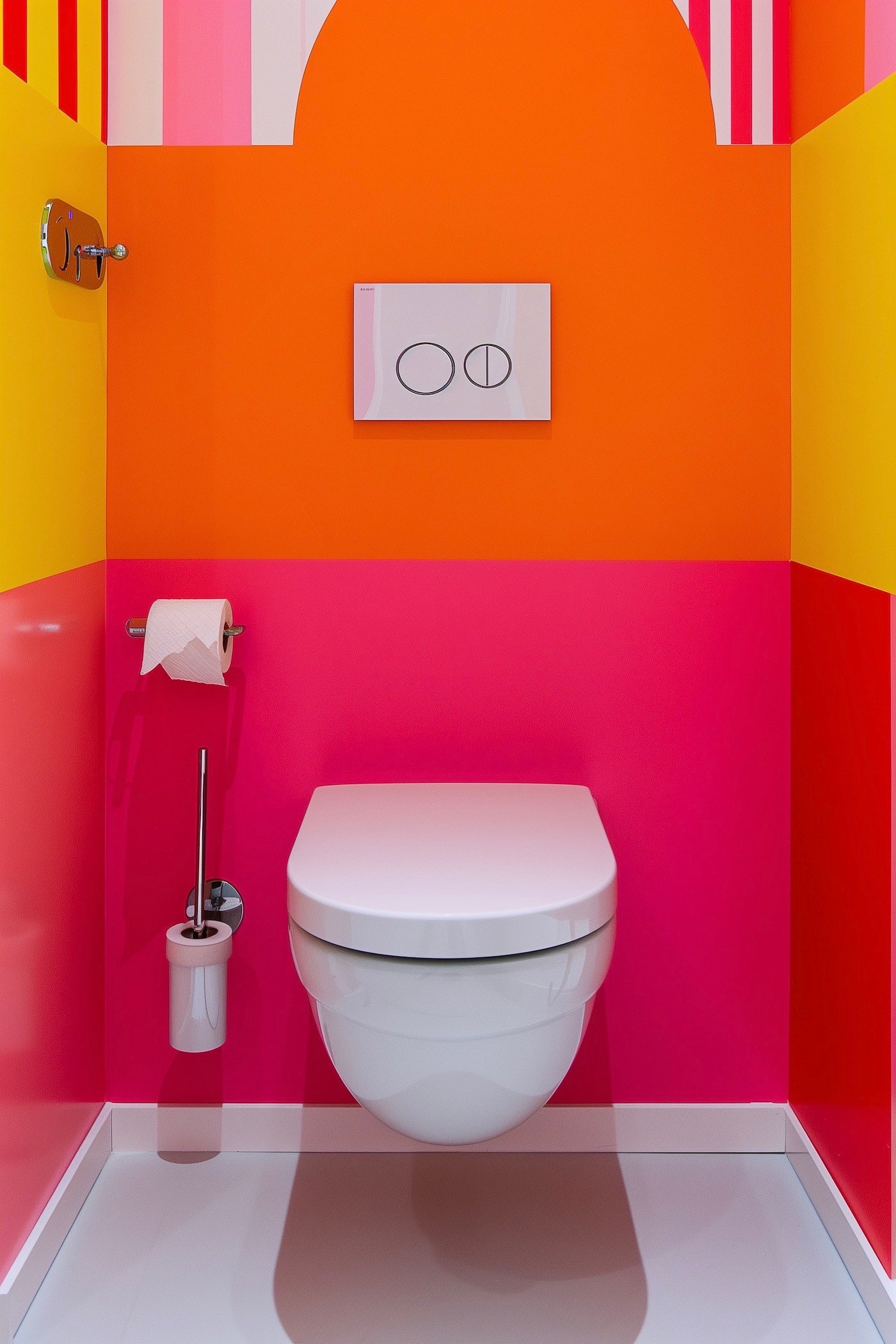 toilettes déco WC originale couleurs pop rose orange fluo