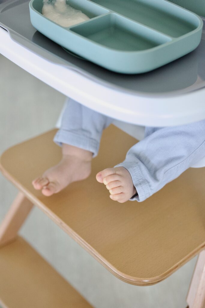 avis chaise haute Evolve Ergobaby 6 mois pieds