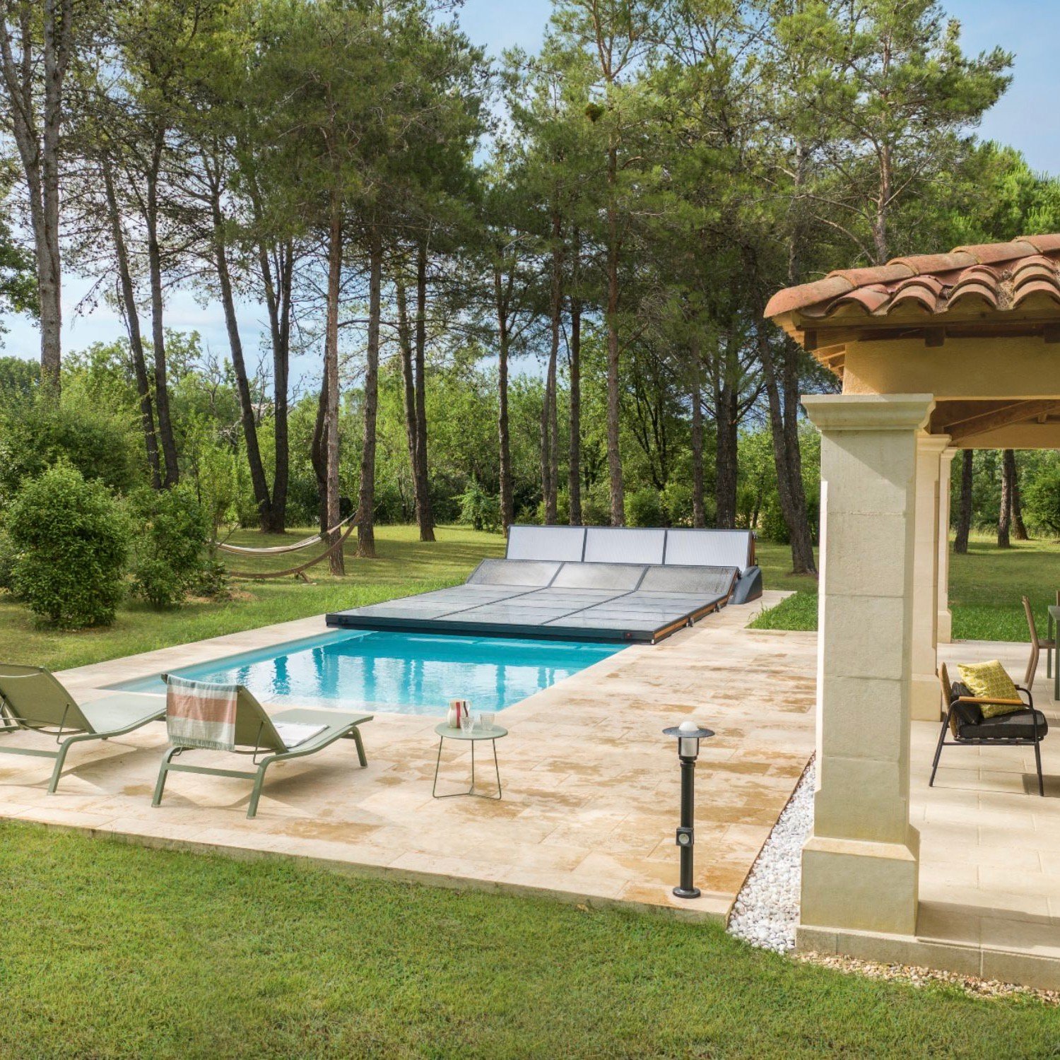 villa dans les Landes piscine pin parasol