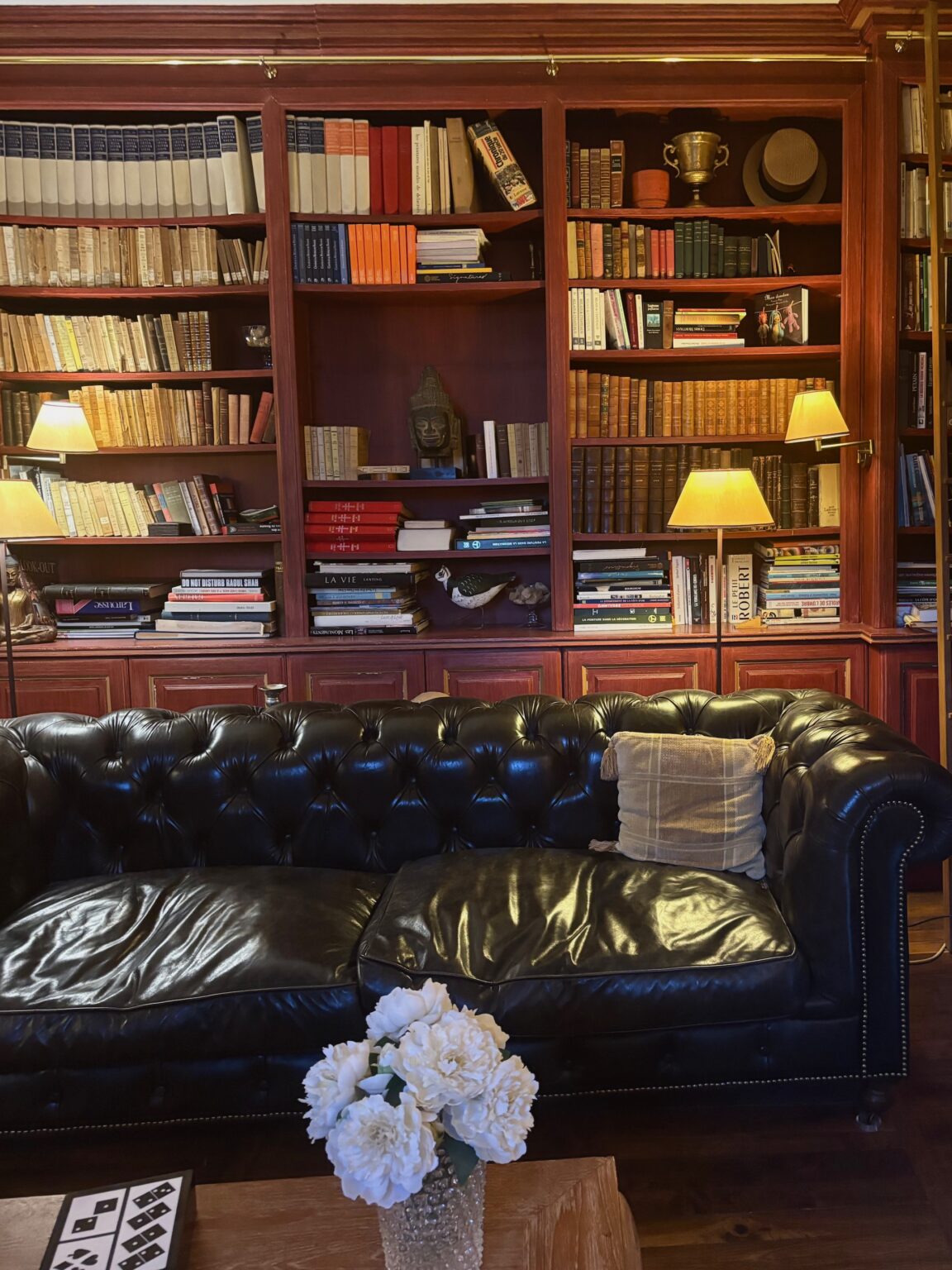 aménagement salon bibliothèque rouge