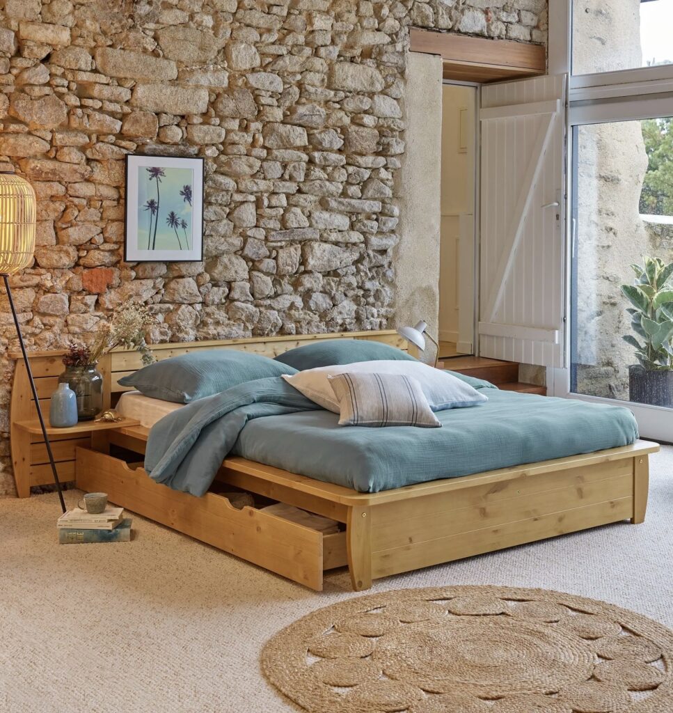 chambre mur pierres brutes lit bois massif rangement
