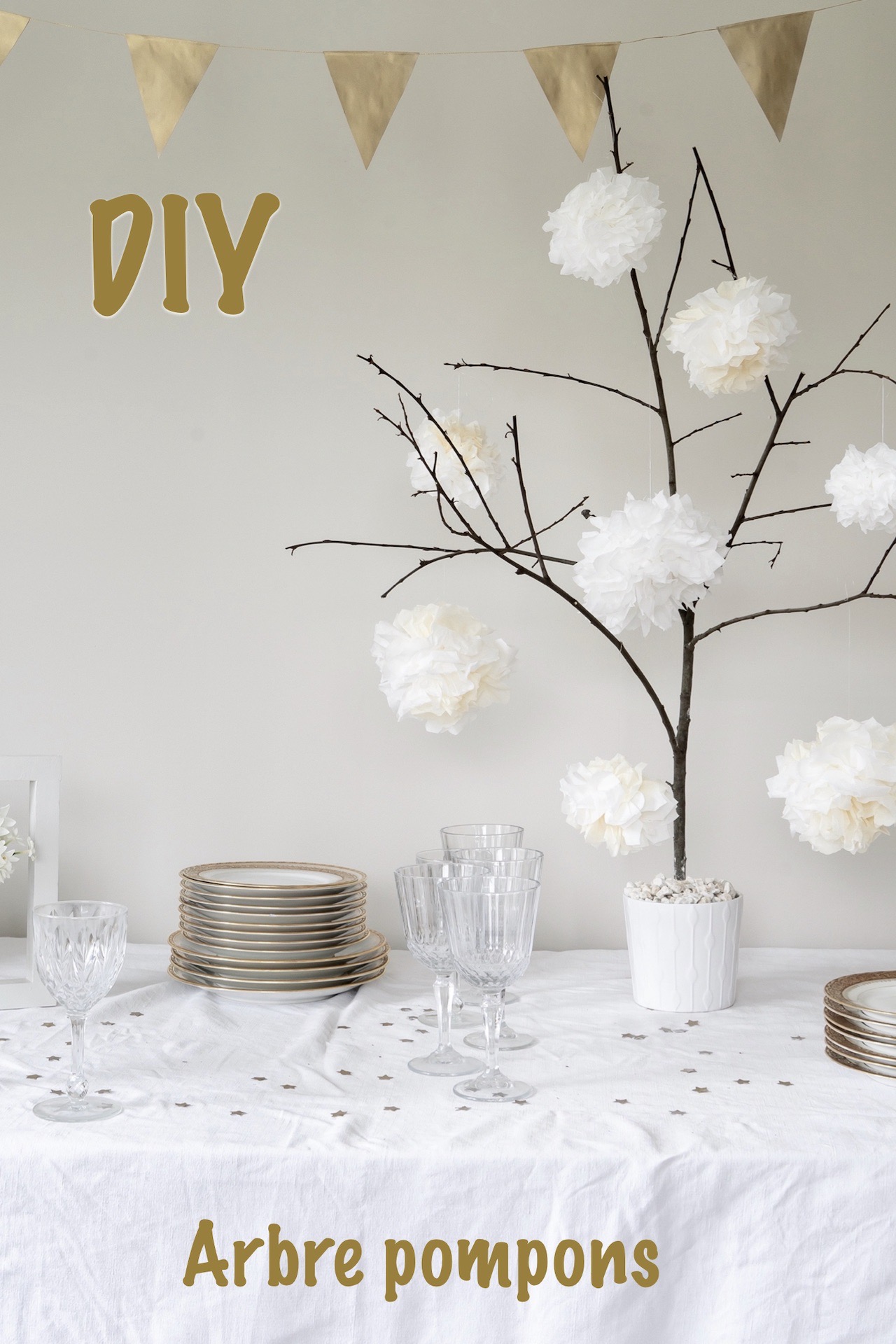 diy arbre à pompons blancs décoration mariage blanc doré