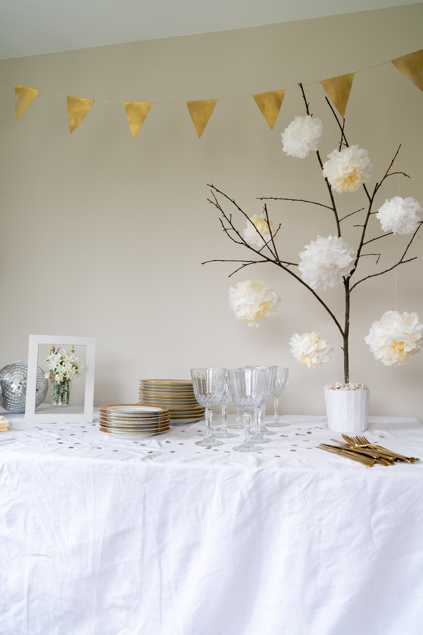 idée décoration table Pâques mariage blanche dorée