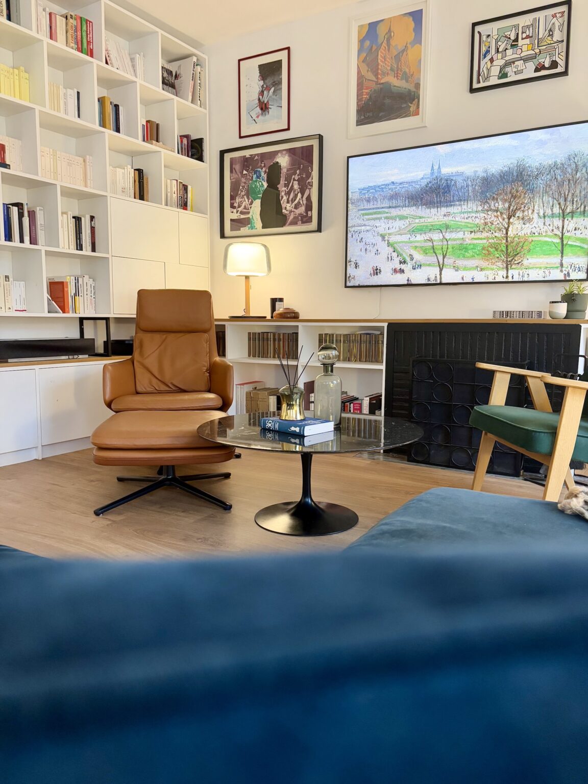 aménagement salon moderne fauteuil vitra lounge appartement parisien