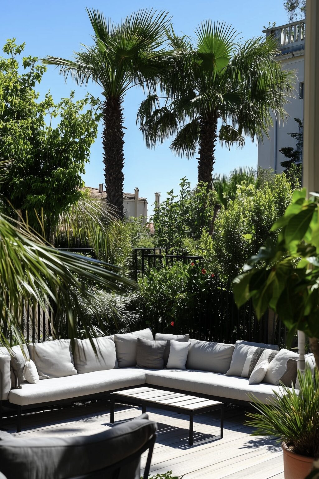 canapé angle gris terrasse palmier Nice