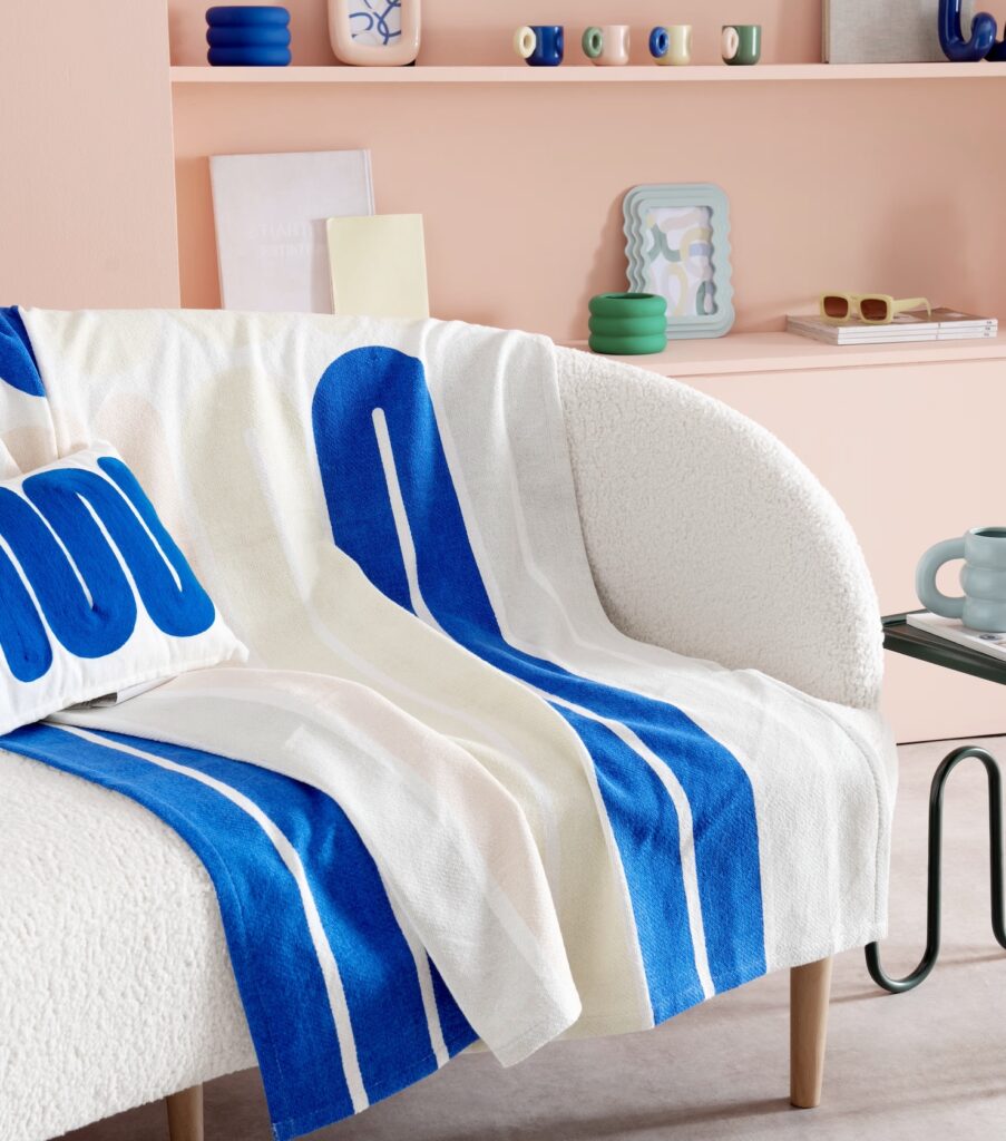 canapé bleu Klein blanc bouclettes graphique