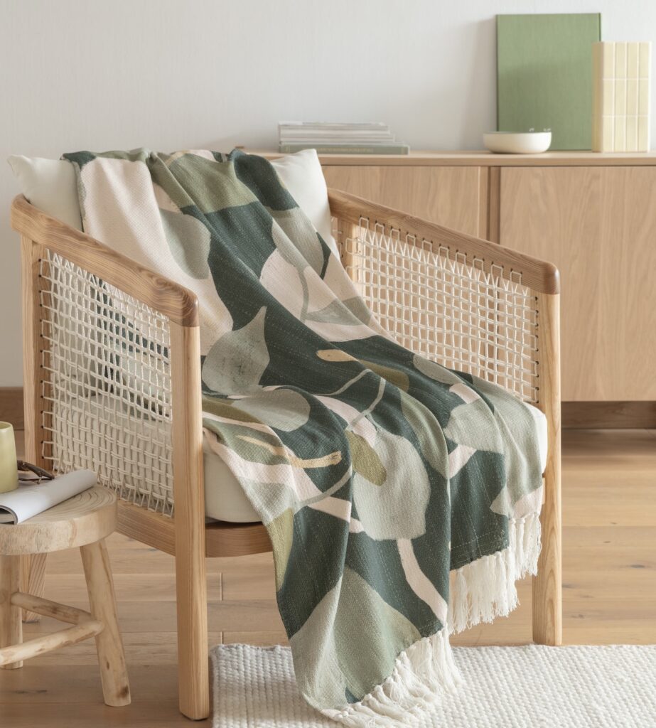 détail déco salon thème nature motif feuille bois brut