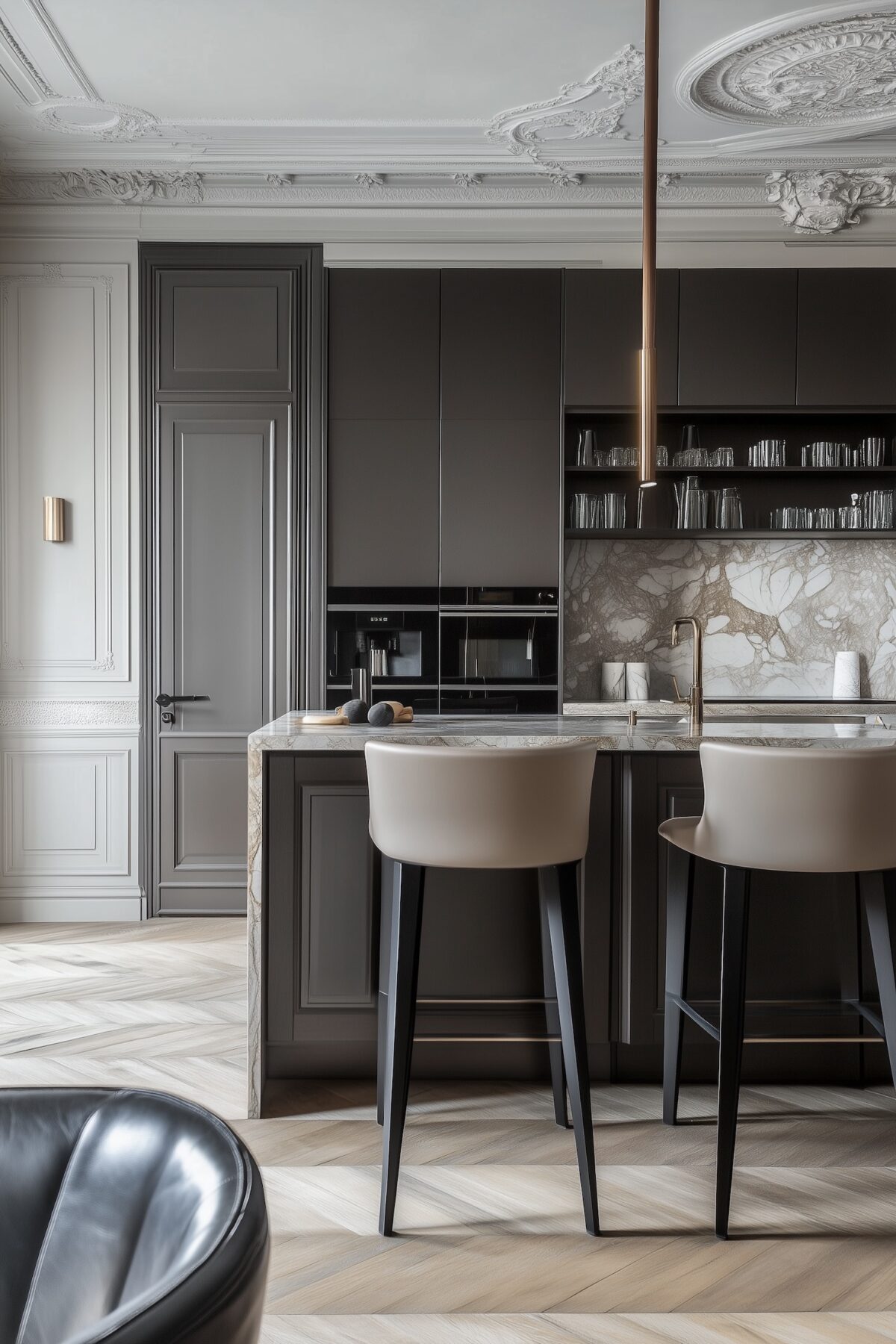 cuisine moderne grise marbre appartement parisien moulures