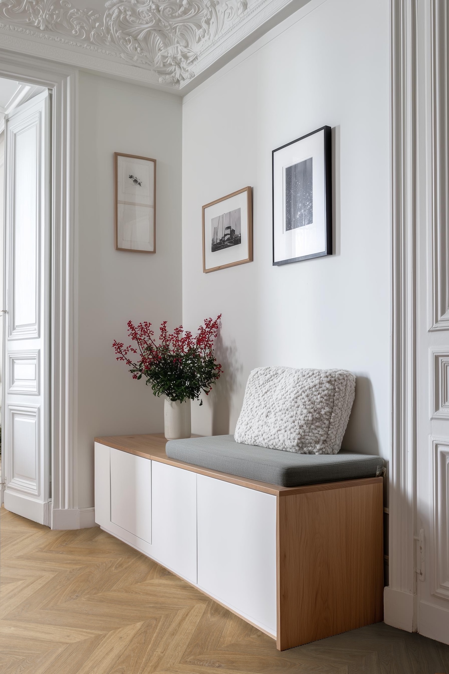 aménagement petite sol effet entrée parquet chevron banc coffre