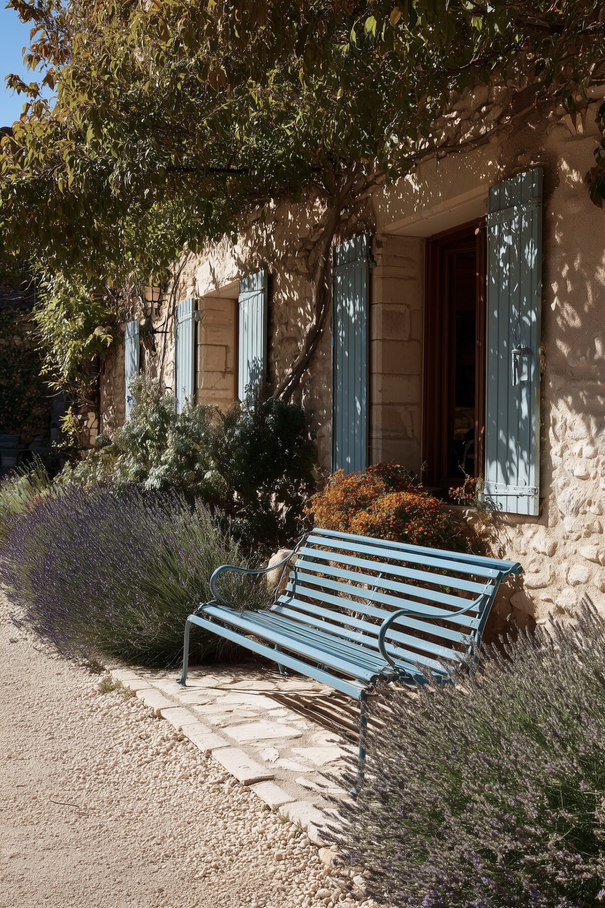 maison Provence pierre volets bleus