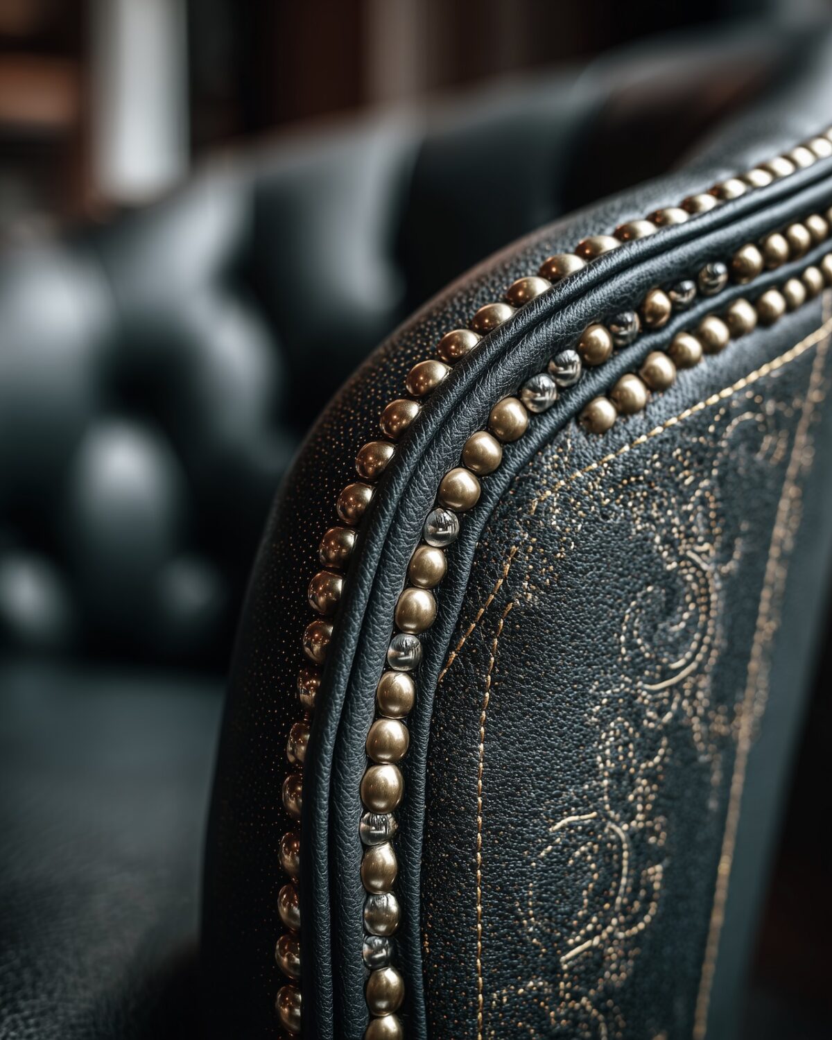 detail clous décoratifs laiton sur fauteuil cuir