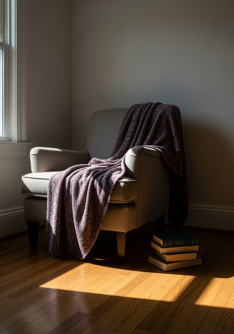 Un coin lecture confortable et authentique avec un fauteuil et des livres, évoquant la frustration psychologique face à la perfection irréaliste.