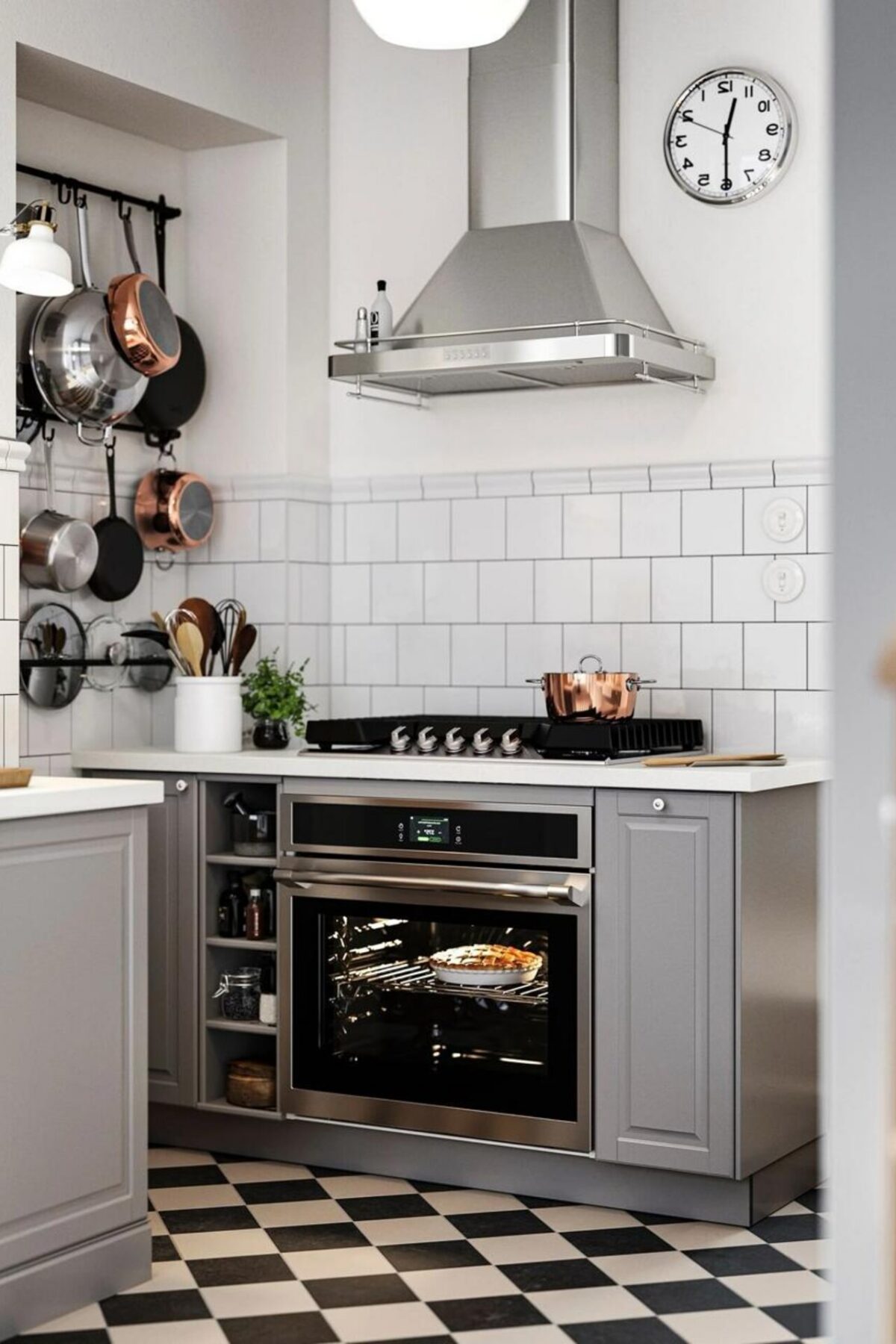 Cuisine grise classique avec plan de travail clair, crédence métro blanche et piano de cuisson