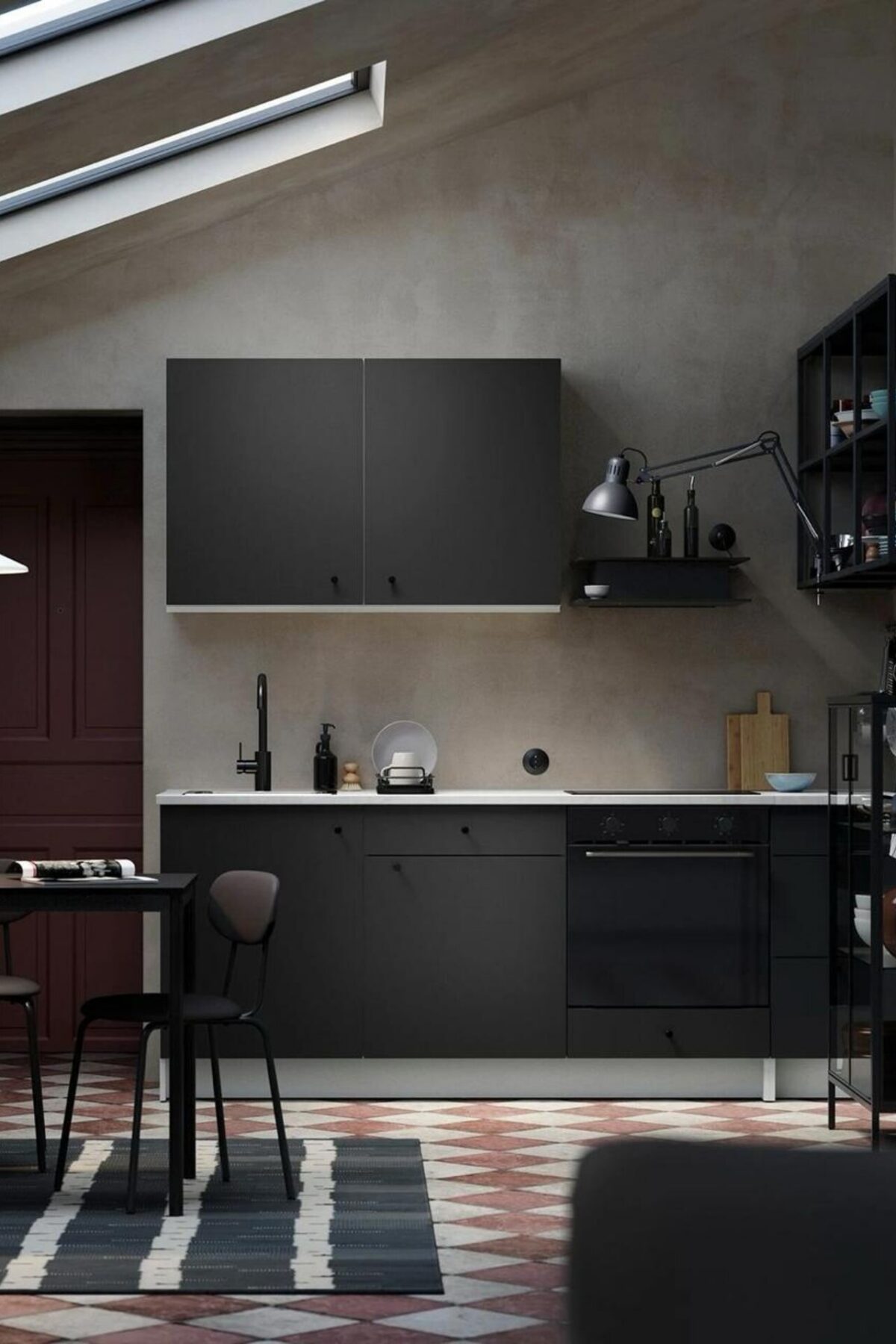 Cuisine contemporaine sombre avec long plan de travail noir, rangements muraux et ambiance atelier