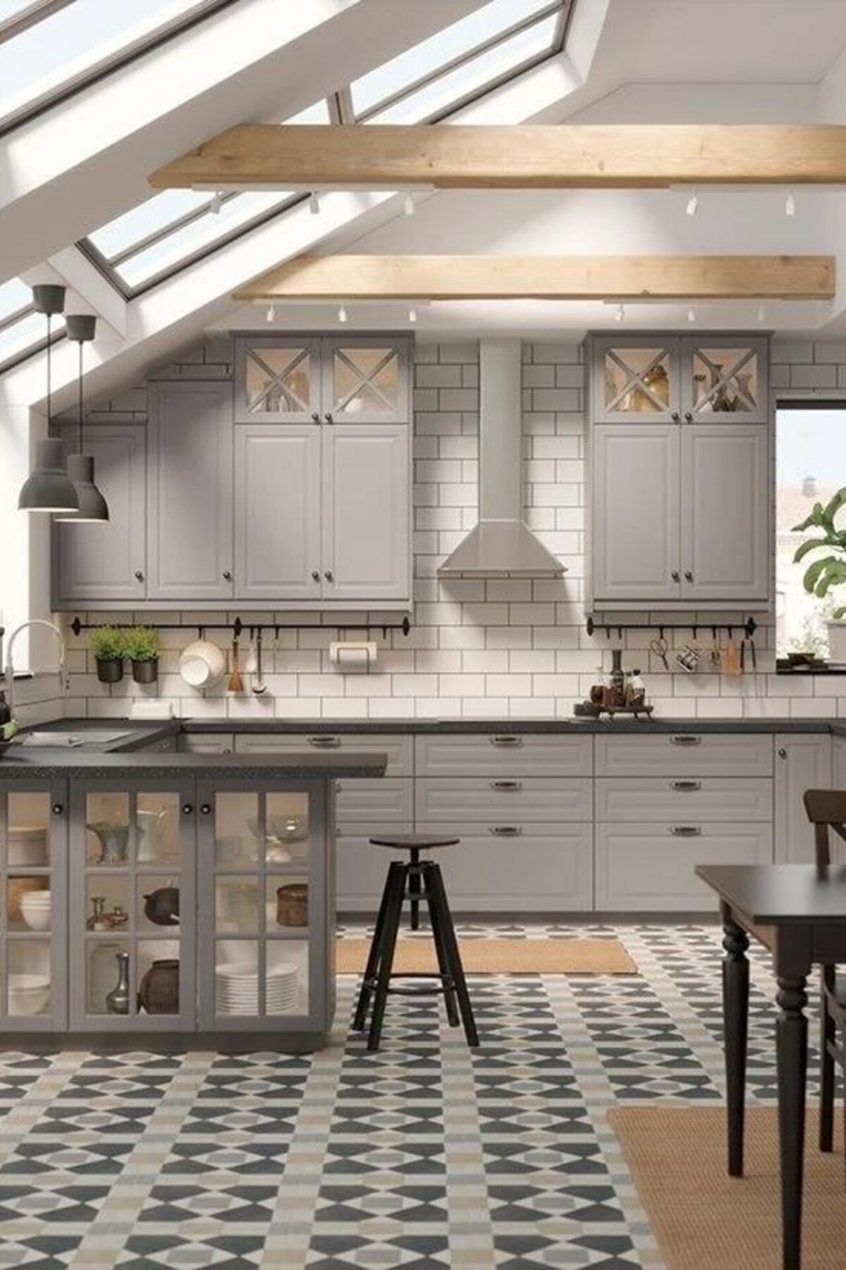 Cuisine sous verrière avec îlot central, plan de travail sombre et sol graphique