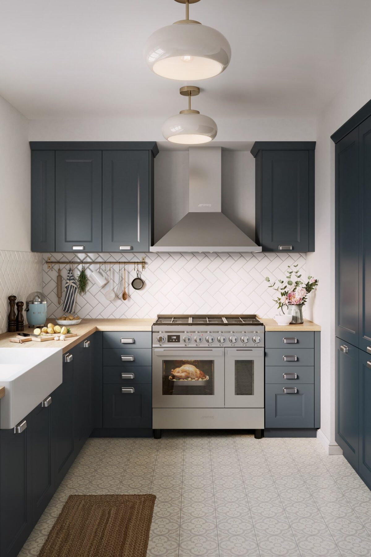 Cuisine équipée bleu profond avec grand plan de travail en bois, évier et cuisinière