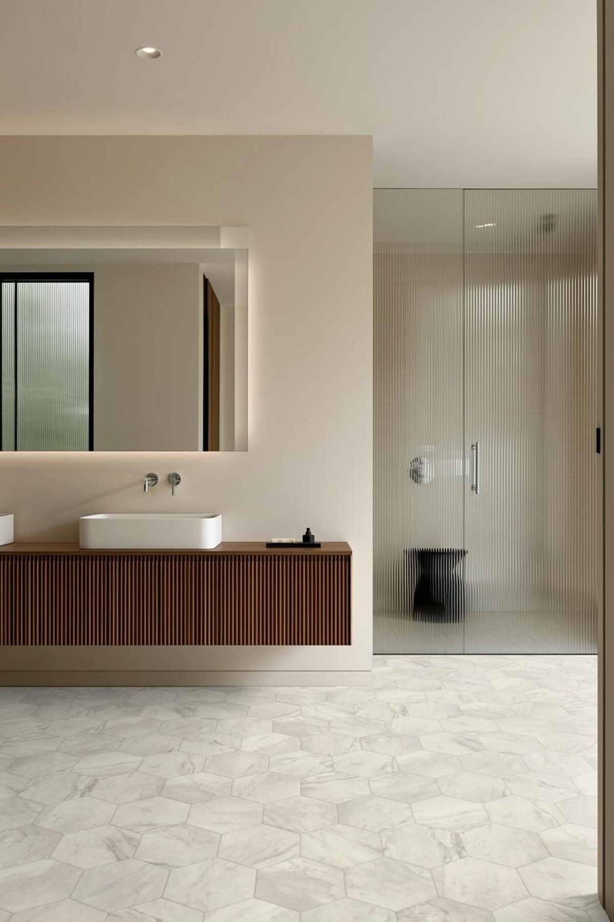Salle de bain beige minimaliste avec meuble vasque en bois, miroir rétroéclairé et douche en verre cannelé