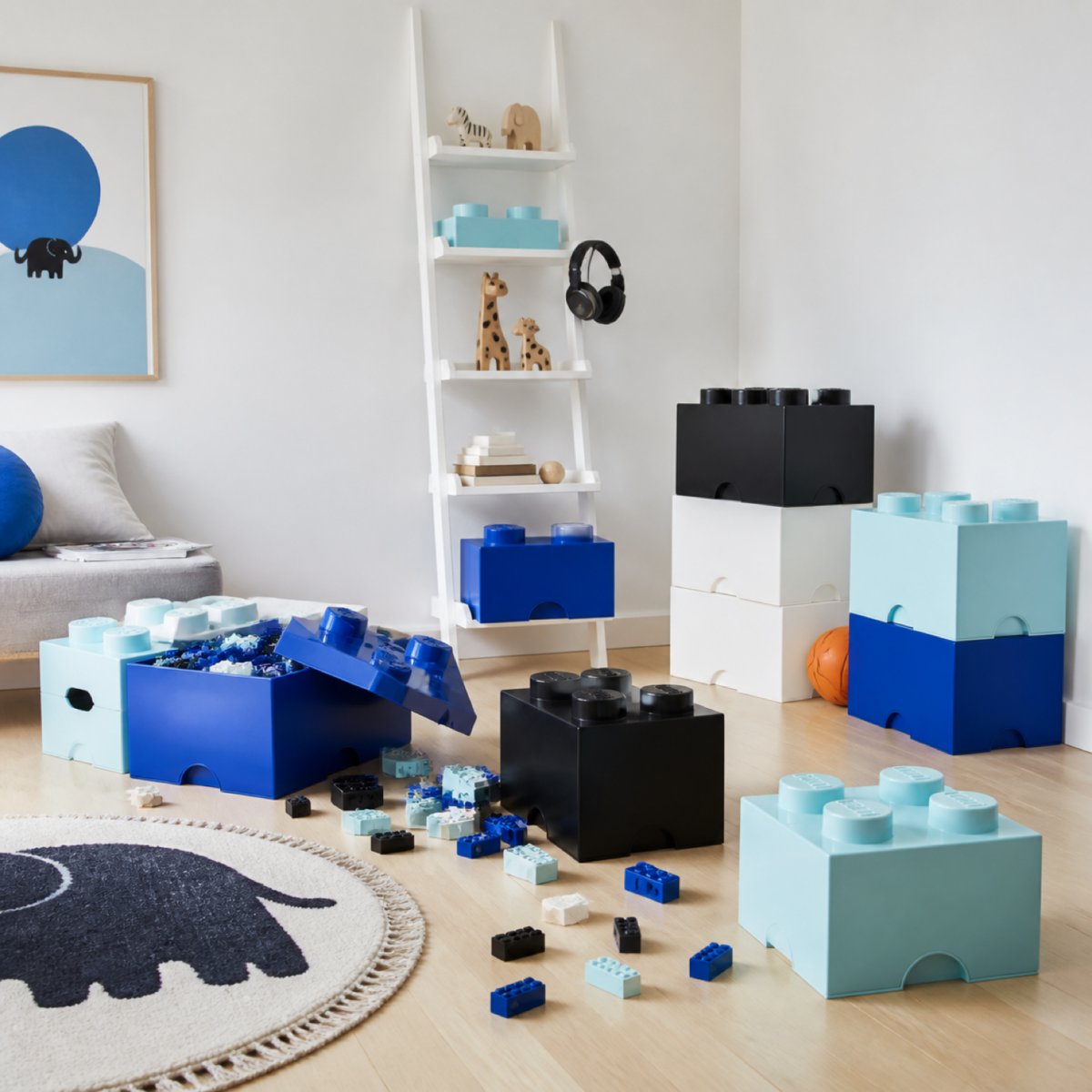 Chambre d’enfant blanche avec rangements bleus et aqua en forme de briques et jouets au sol.