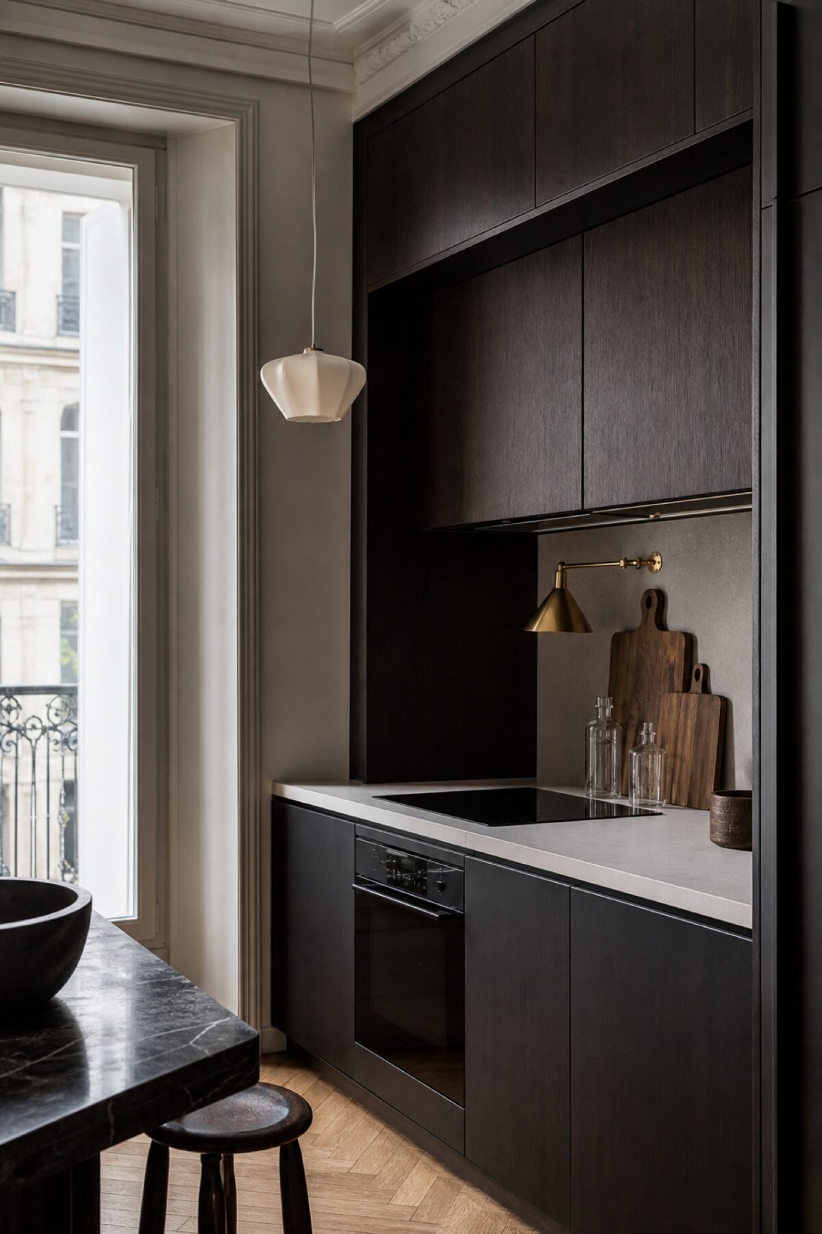 cuisine noire et noyer avec plan de travail clair, électroménager intégré et parquet en chevrons