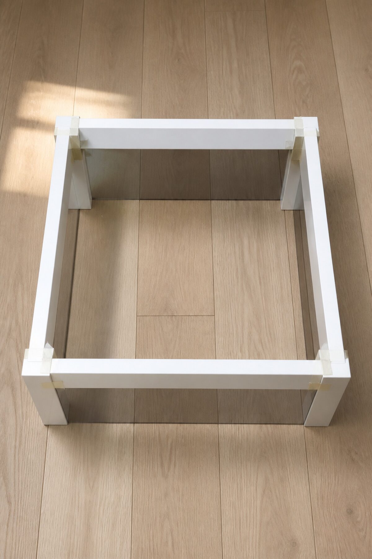 Structure carrée en cours d’assemblage pour une table Lack