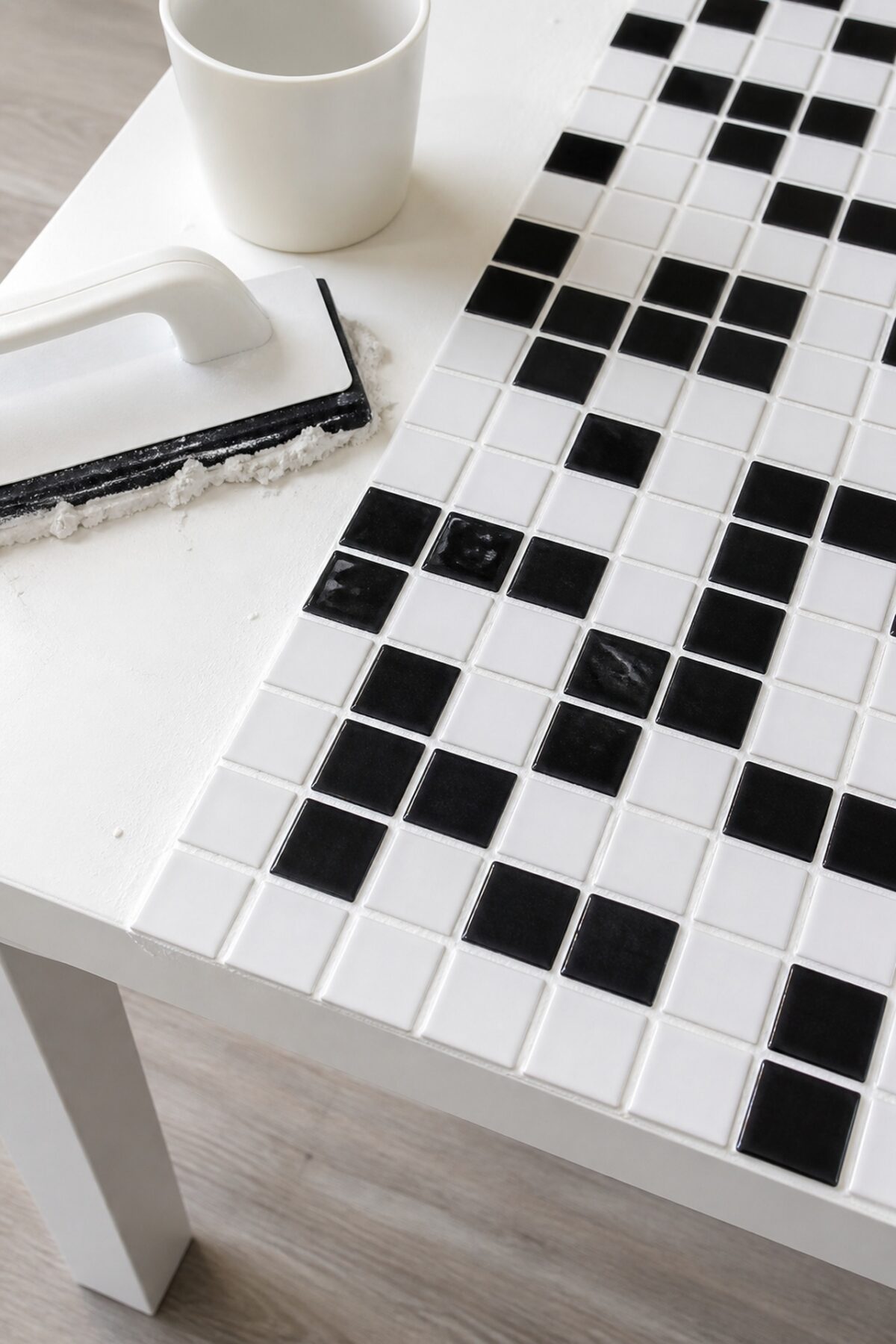 Détail graphique d’une table Lack mosaïque avec tasse de café