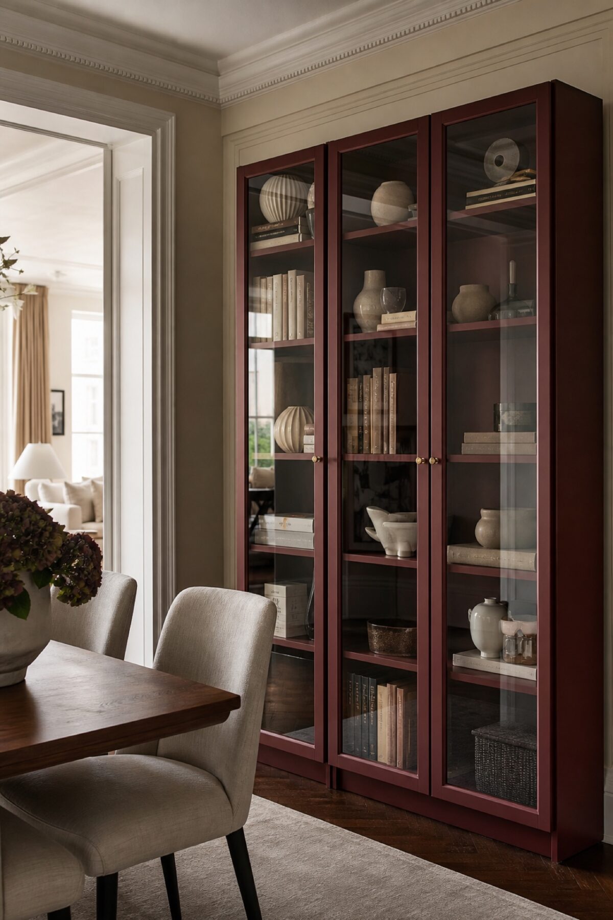 Bibliothèque inspirée de BILLY avec portes vitrées peintes en rouge bordeaux et boutons en laiton