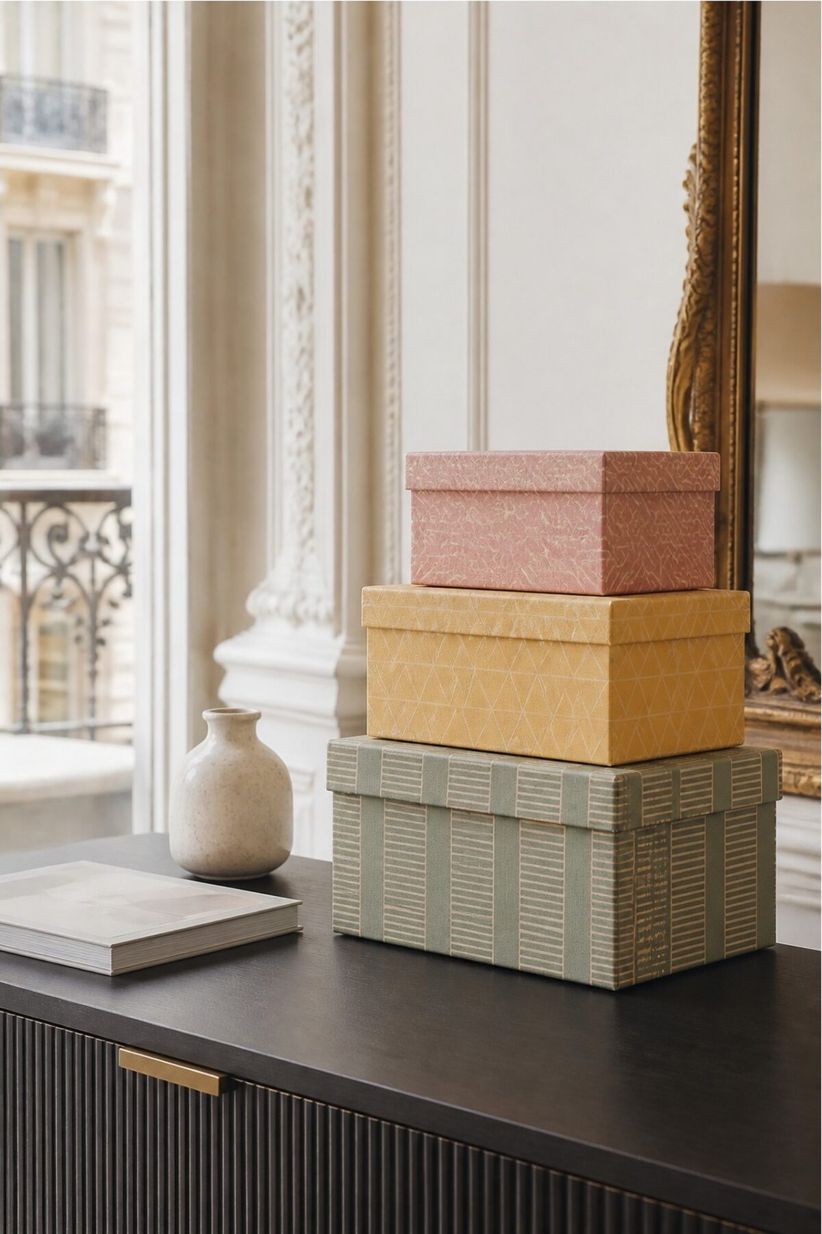 Boîtes gigognes en carton coloré posées sur une console