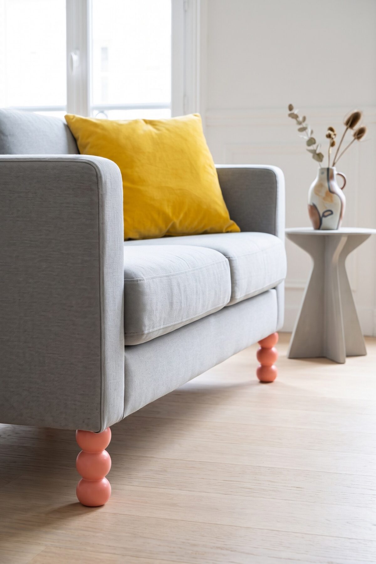 Canapé IKEA avec des pieds ronds couleur corail