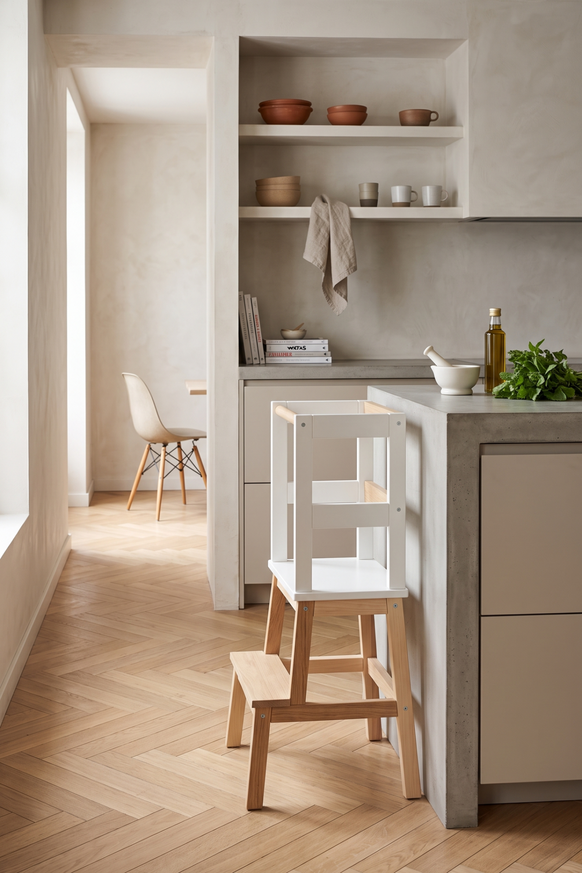Tour d’observation blanche en bois réalisée à partir d’un marche-pied IKEA