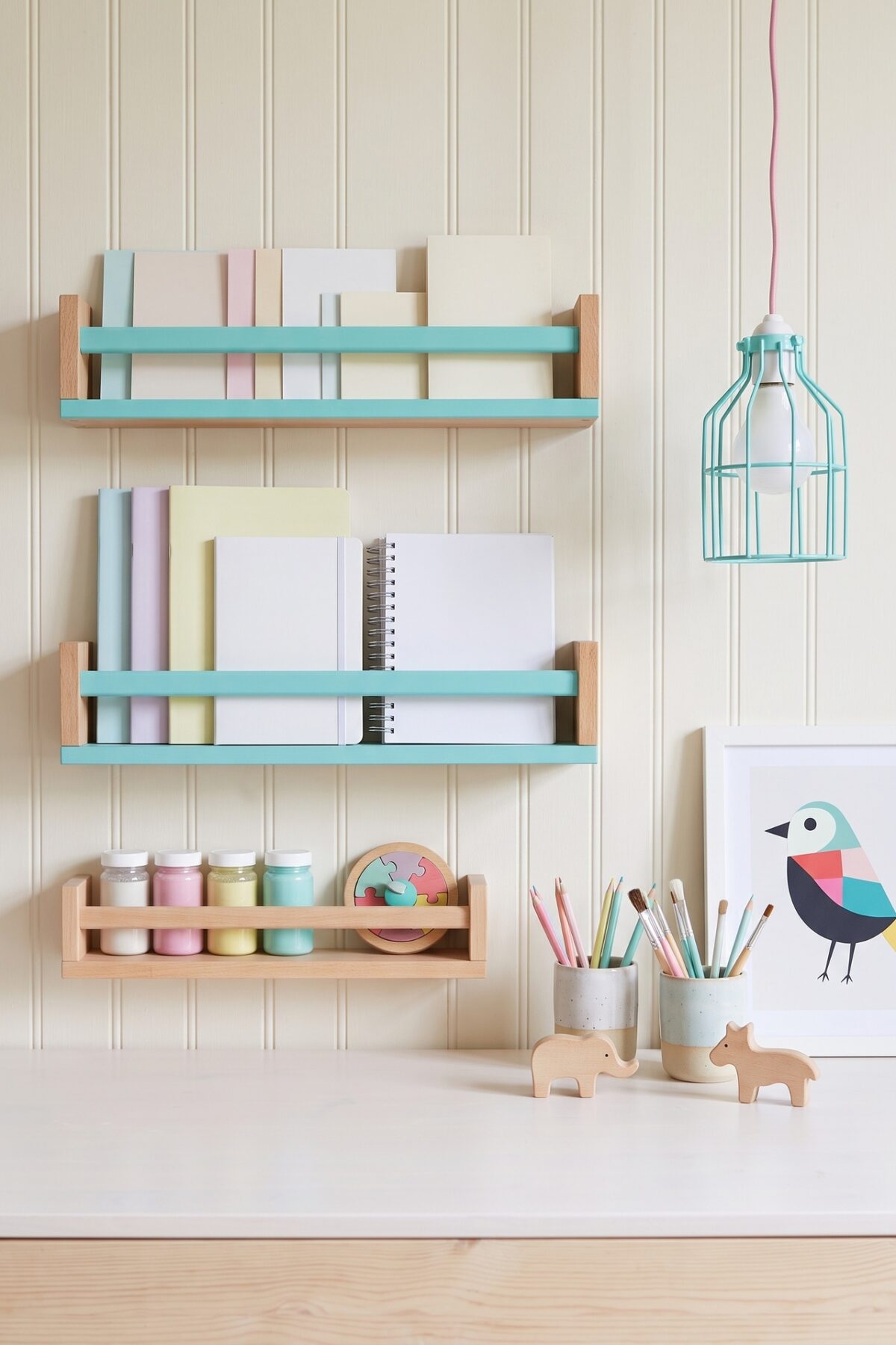 Étagères BEKVÄM turquoise au-dessus d’un bureau créatif pour enfant