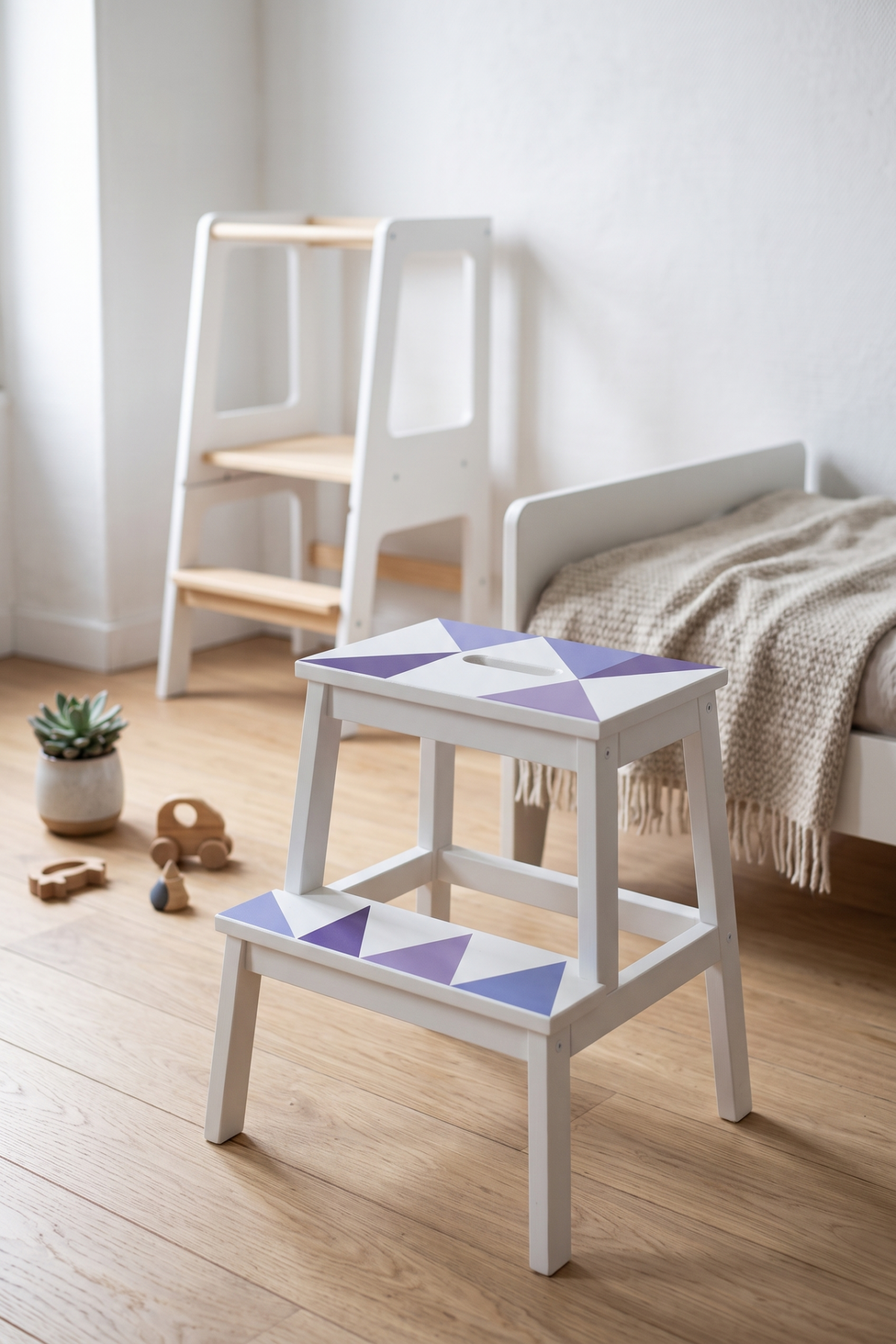 Marche-pied en bois peint en blanc et violet avec motifs triangulaires dans une chambre