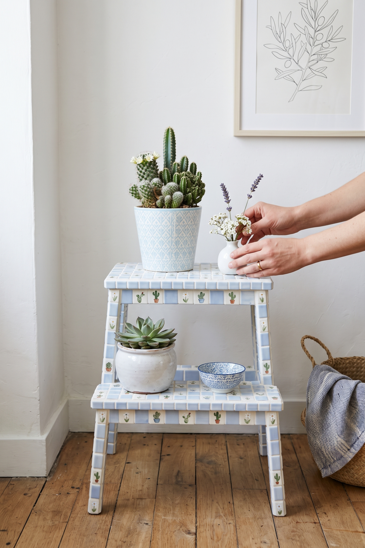 Étagère pour plantes réalisée avec un marche-pied BEKVÄM, carrelage blanc et fleurs pastel