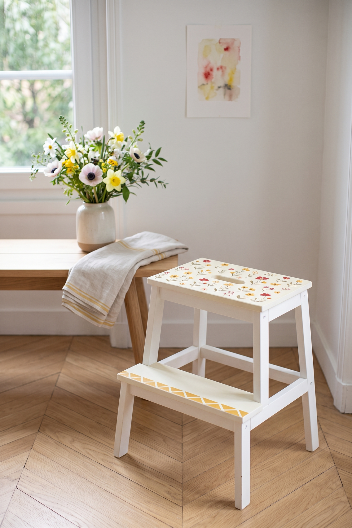 Marche-pied blanc décoré de touches rouges et jaunes dans une chambre au style vintage