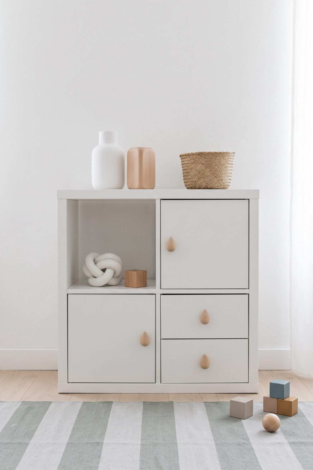 Meuble IKEA à cases customisé avec poignées gouttes en bois